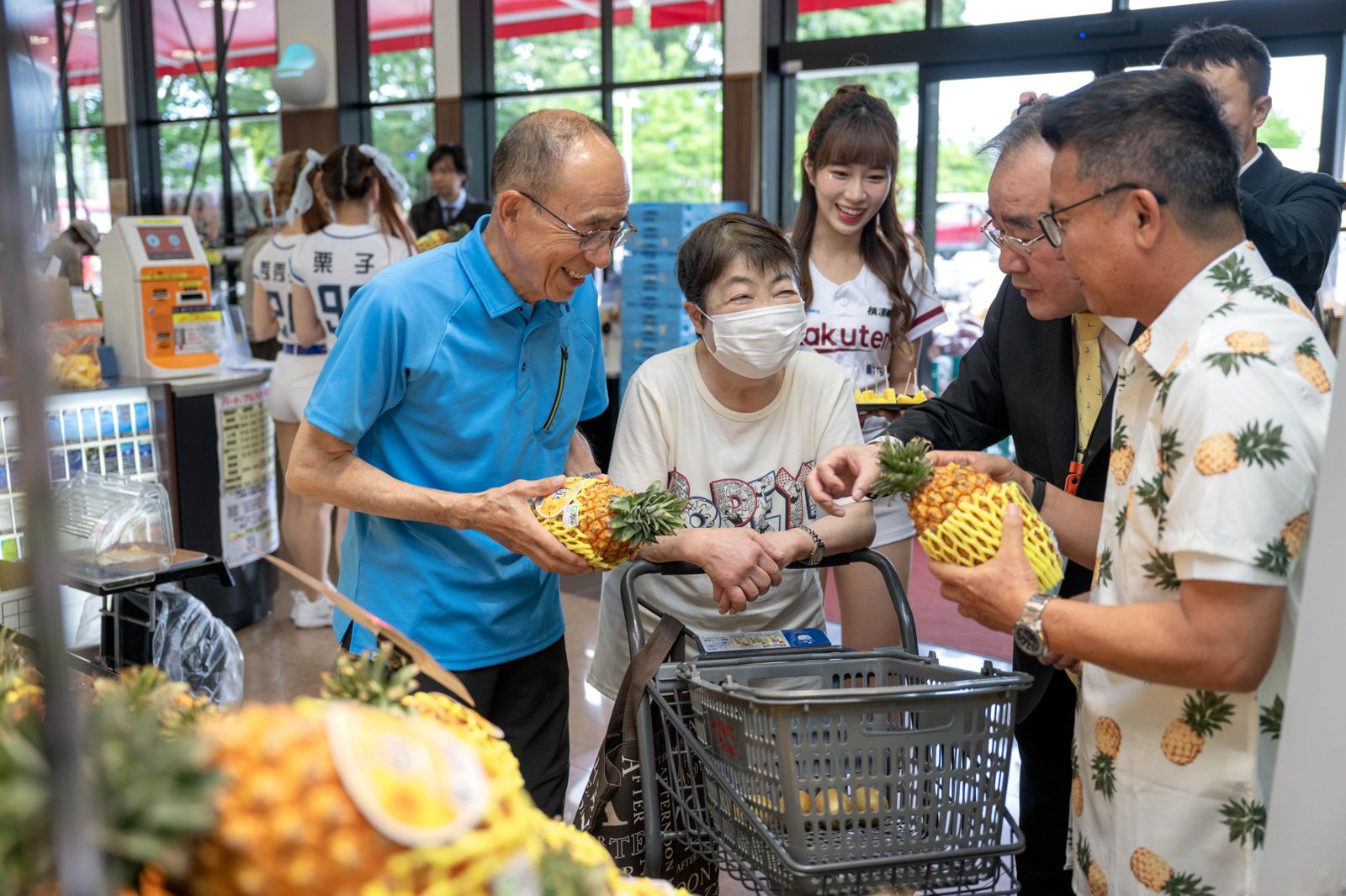 農業部次長胡忠一在SAEKI超市介紹台灣鳳梨給日本民眾。（農業部提供）