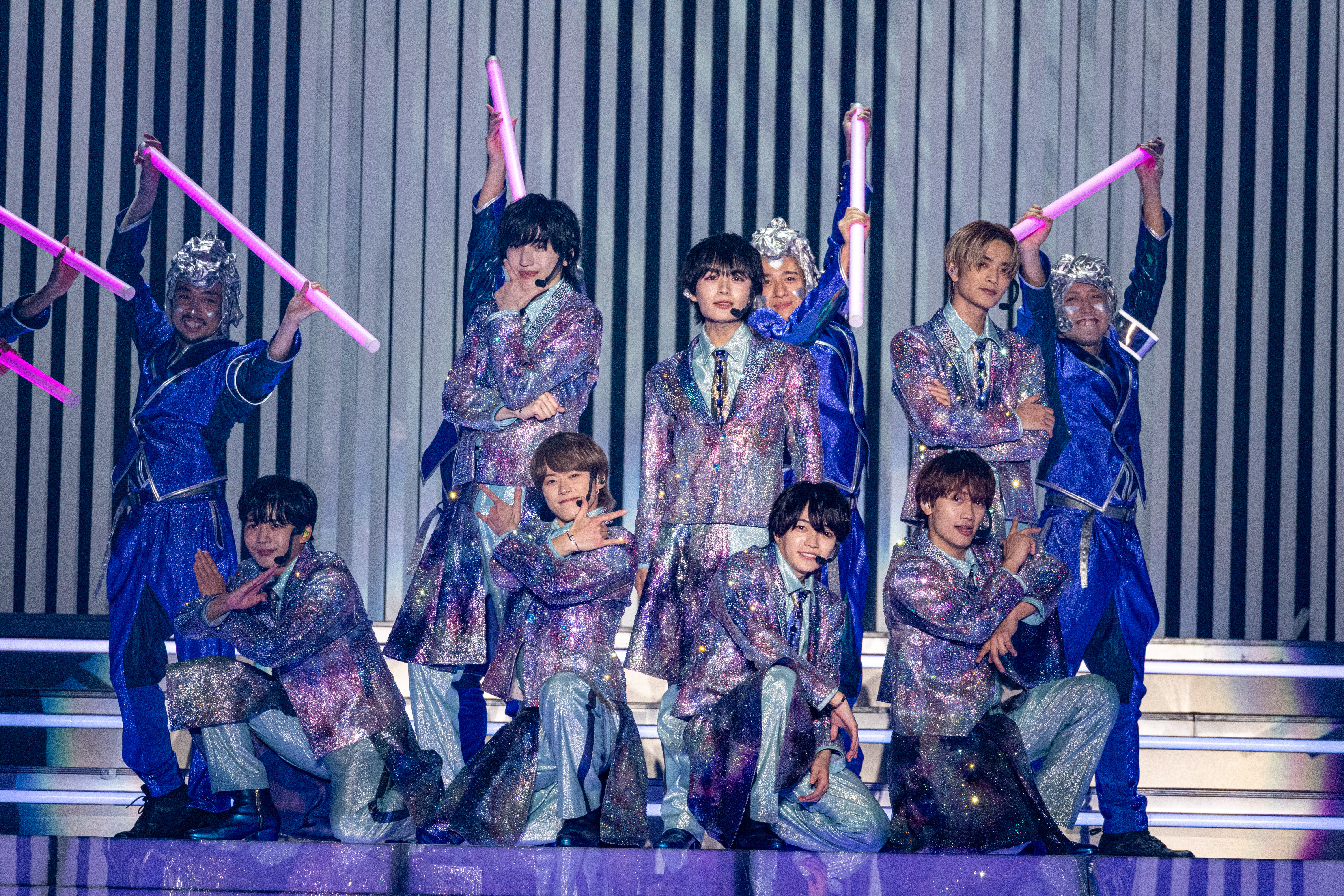 浪花男子每個人身上的服裝是由3萬顆水晶縫製而成，頗有重量。（後）道枝駿佑、大西流星、高橋恭平。(前)長尾謙杜、大橋和也、西畑大吾、藤原丈一郎。（大鴻藝術提供）