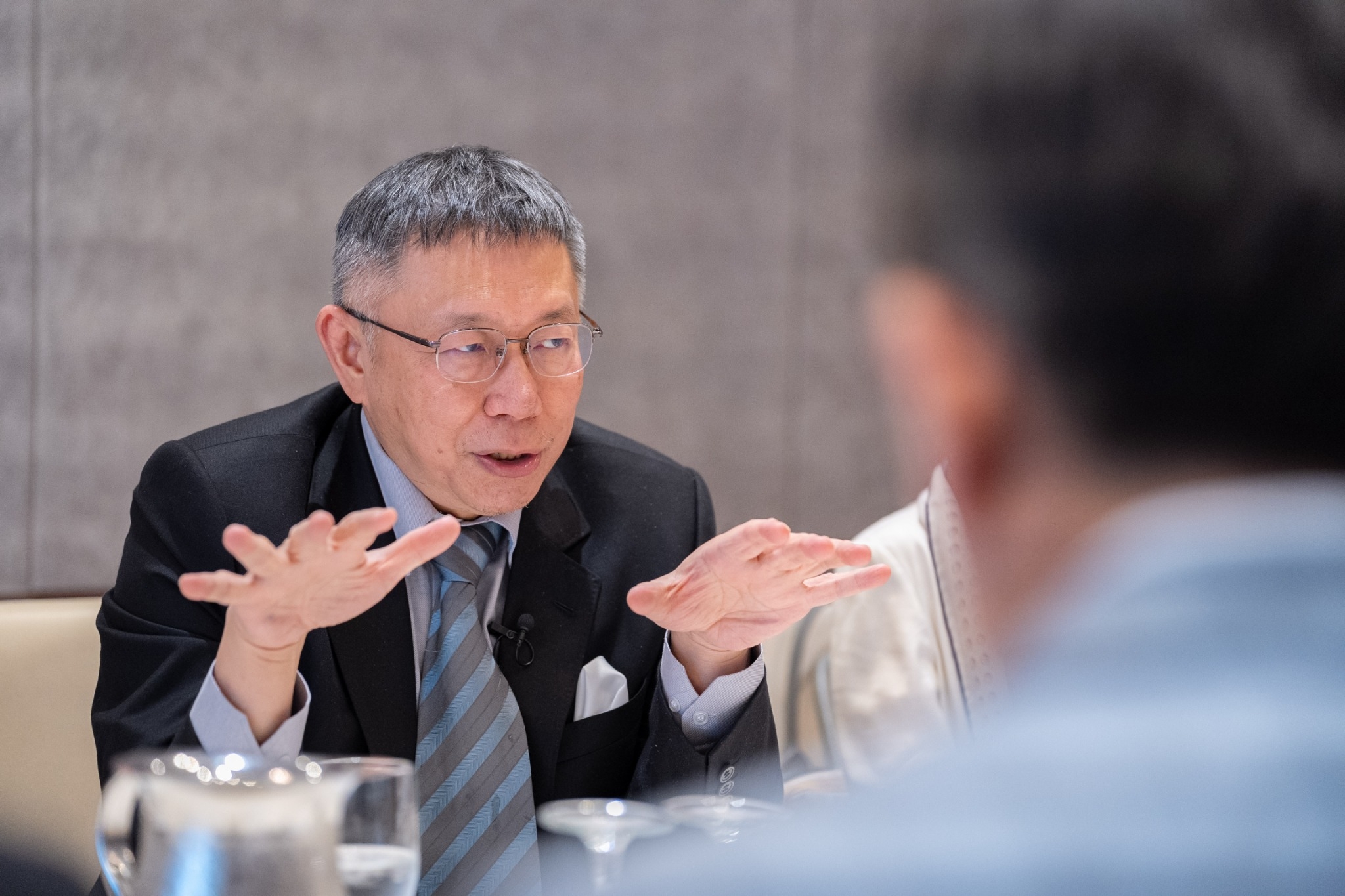 Lin bay好油涉自導自演恐嚇案，民眾黨表示，譴責任何造假行為，但不接受言論自由被打壓。圖為黨主席柯文哲訪美畫面。（民眾黨提供）