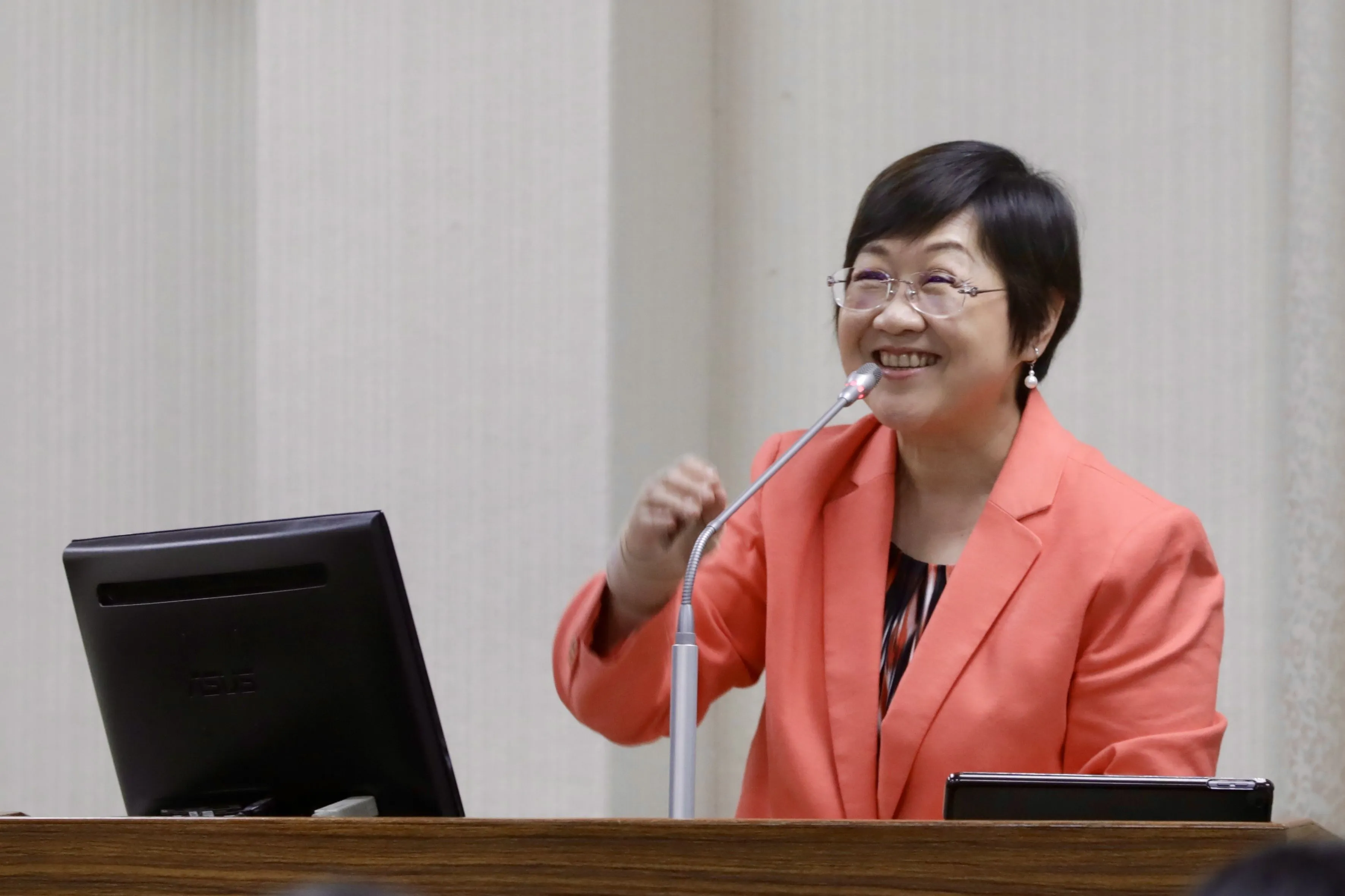徐佳青嗆「家人自費想飛哪是基本人權」　民眾黨4點質疑：若知恥應即刻請辭