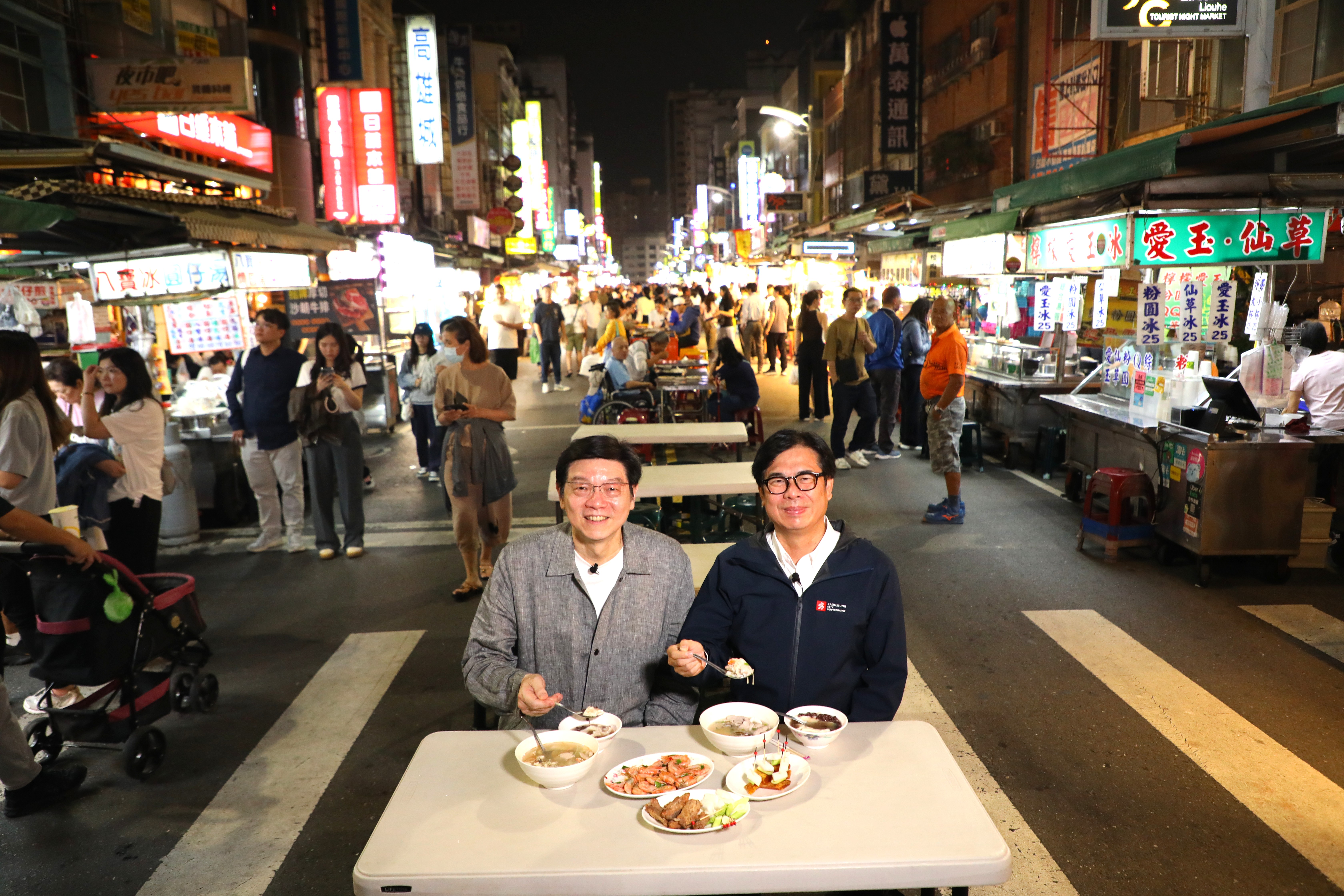裴偉社長(左)與高雄市長陳其邁(右)一起吃逛六合觀光夜市。