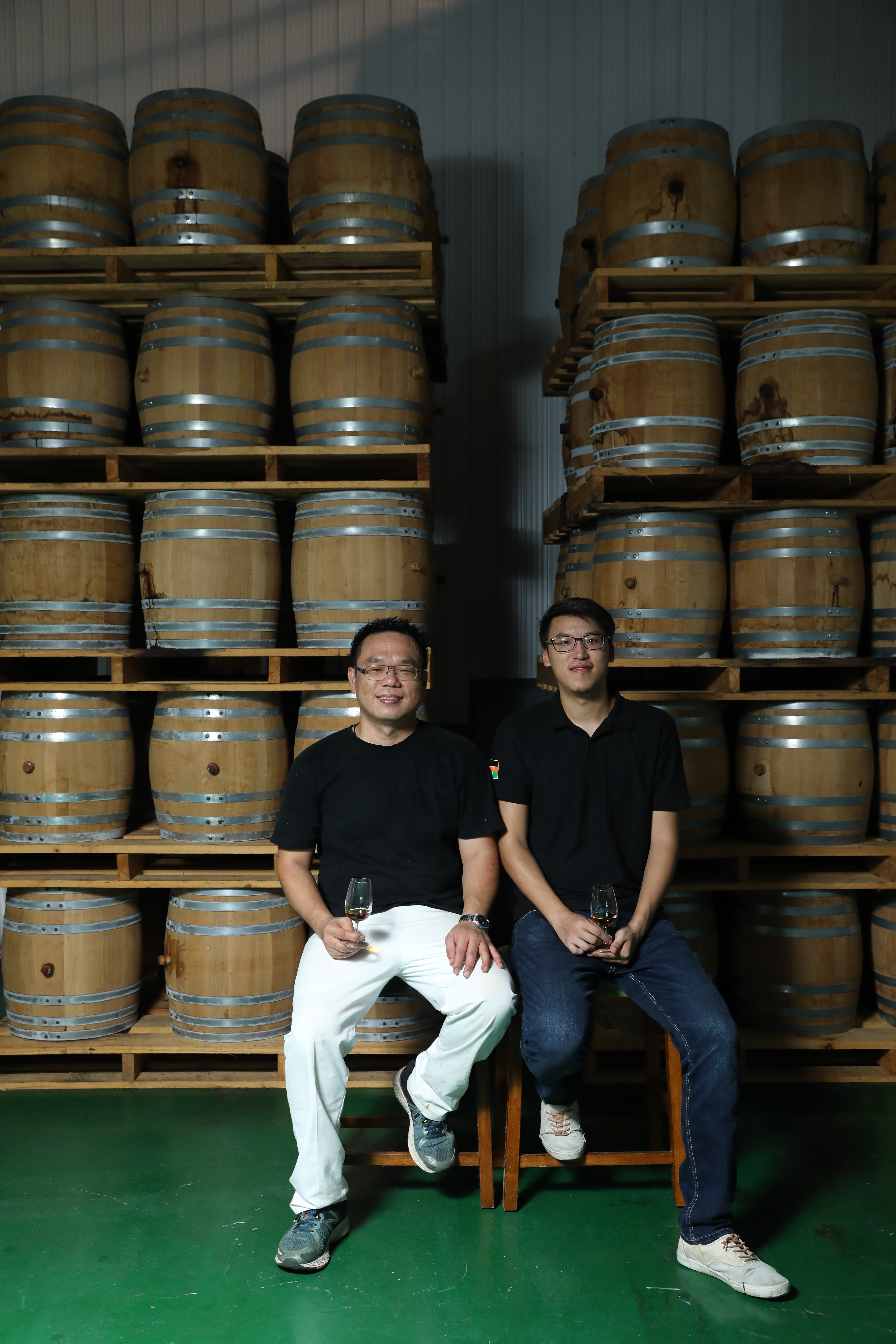(Before)2019年第一次接受《鏡週刊》採訪的羅己能(左)與朱弼謙(右)。