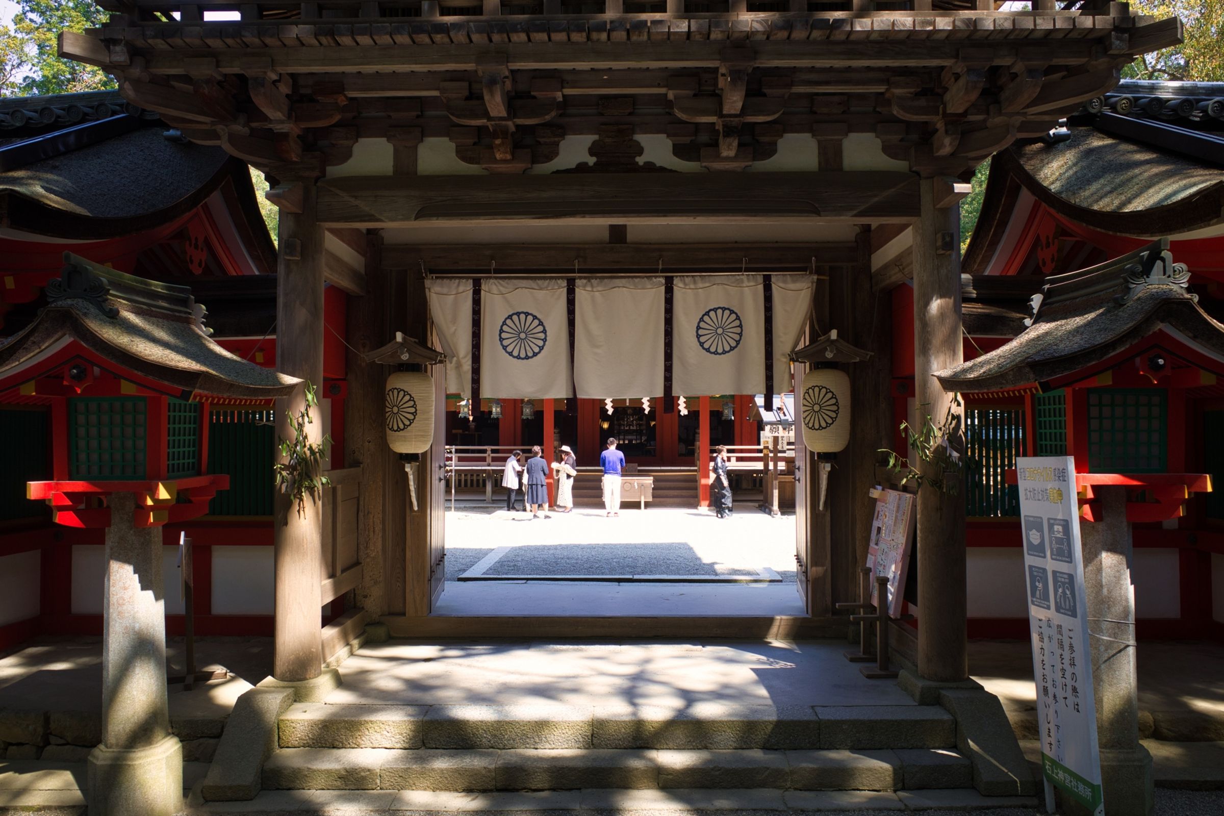 旅客應避免穿過於暴露的衣服參拜日本神社。（示意圖，photoAC）