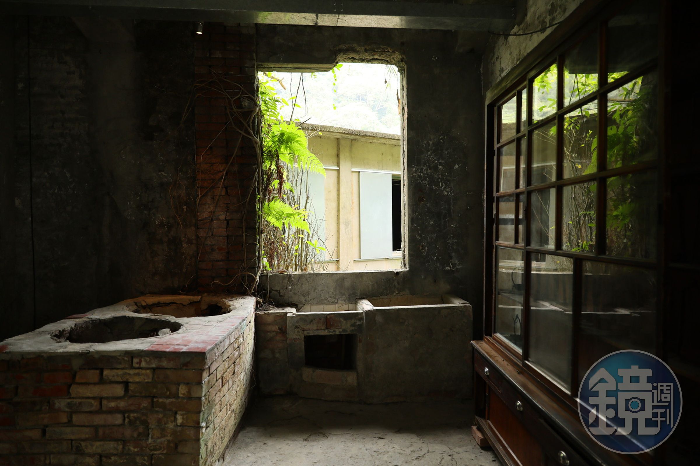 建築後方留有磚頭搭建的大灶，以前是供員工煮飯用。