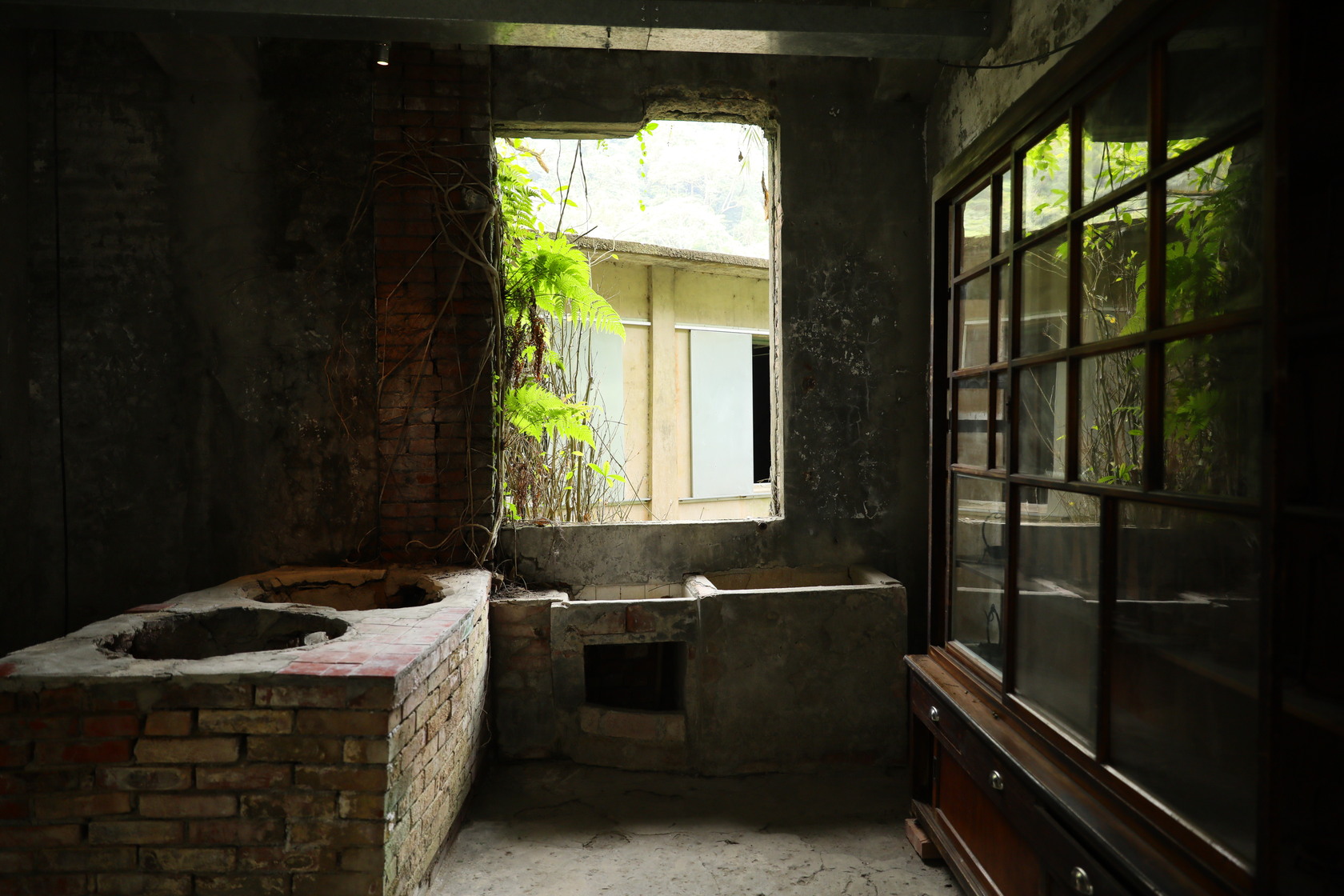 建築後方留有磚頭搭建的大灶，以前是供員工煮飯用。