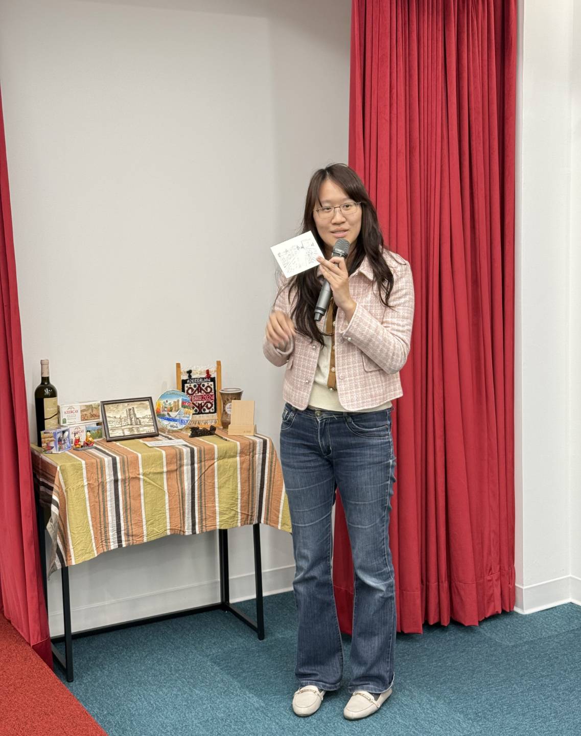 橋頭地方檢察署檢察官楊翊妘瓦解東南亞跨國運輸毒品集團，獲國際檢察官協會頒發2025年特別貢獻獎 ，檢察總長邢泰釗大力讚揚她的表現。（最高檢提供）