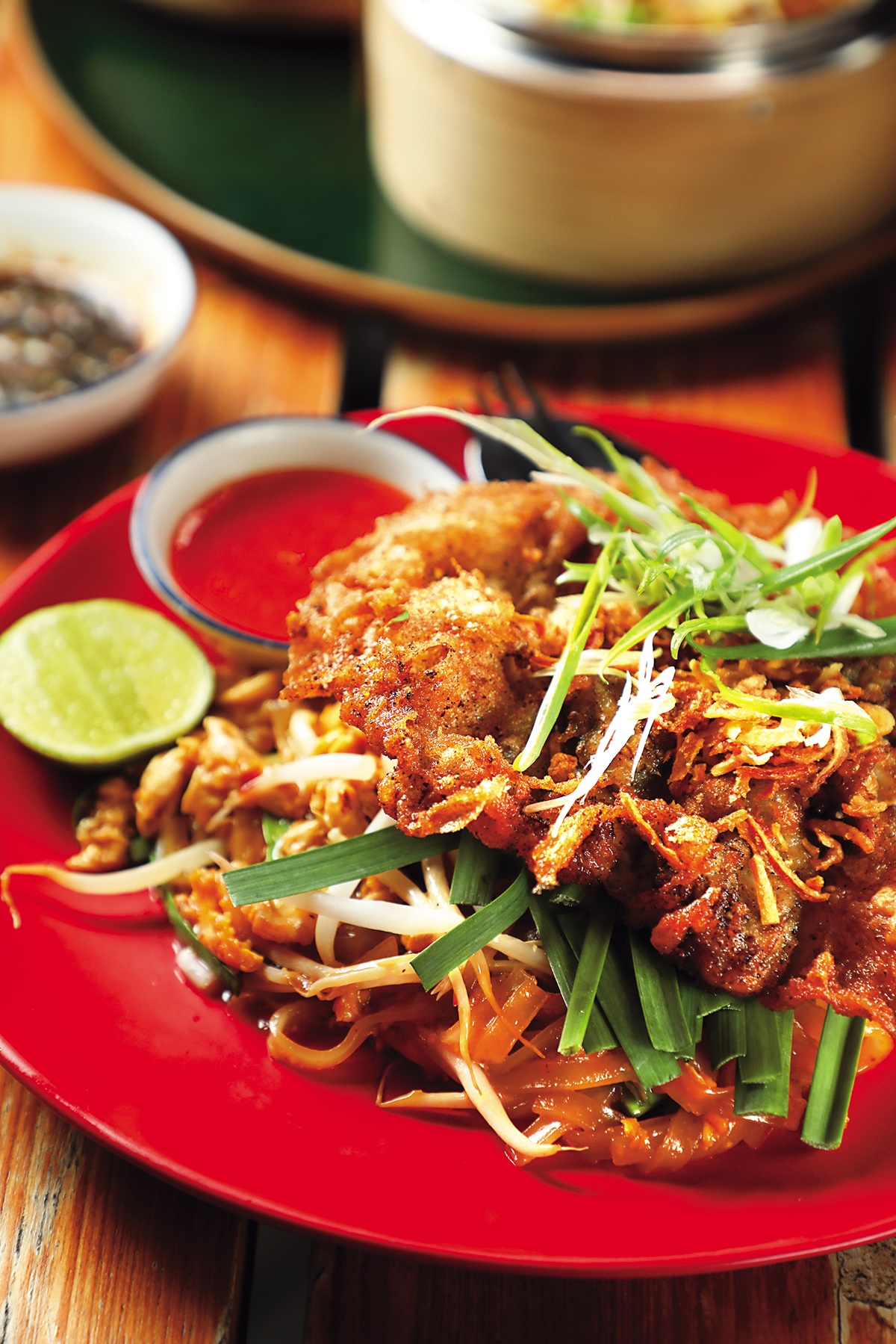 加了蚵仔的炒粄條「Pad Thai Hoi Tod Bo Larn」,是招牌菜之一。(260泰銖/份,約NT$229)