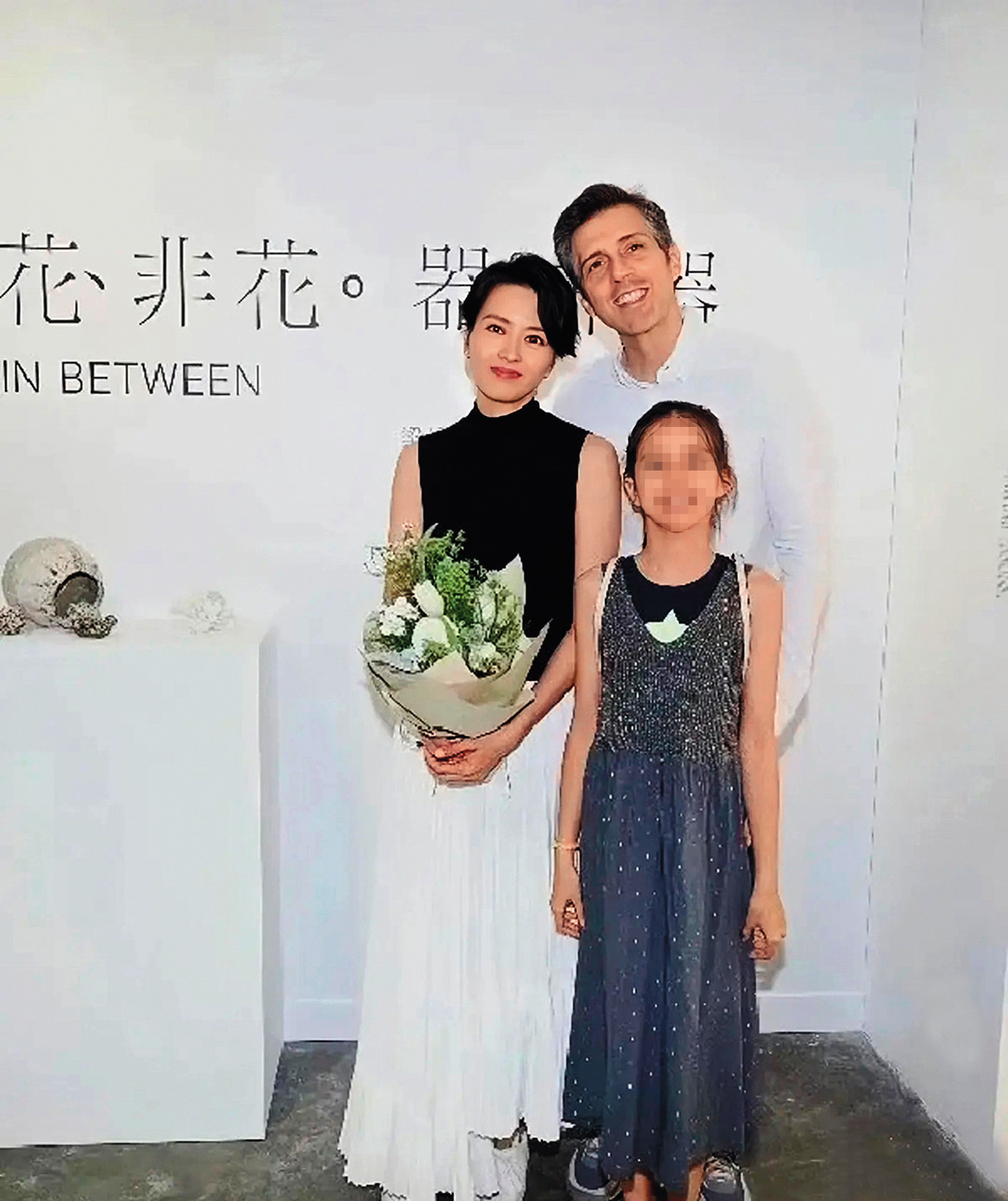 梁詠琪去年舉辦陶藝展，老公Sergio與女兒Sofia到場力挺。（翻攝自圈內妹妹微博）