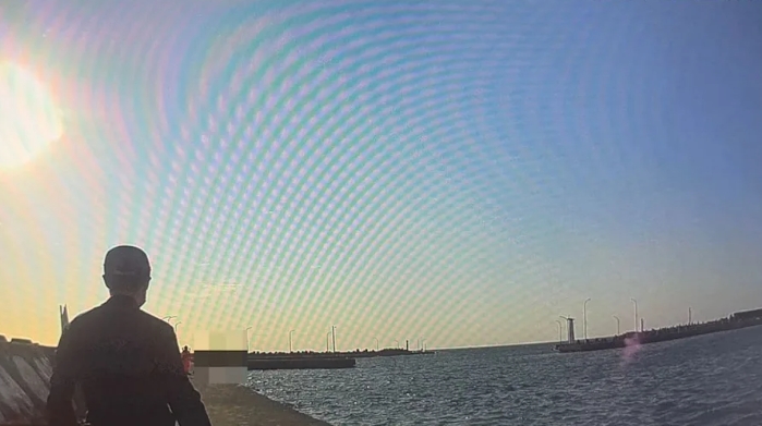 高雄梓官港區昨（13）日下午發現一名男子漂浮海面，經海巡及警方打撈後確認死亡，死者為海軍現役軍人，家屬悲痛認屍。（翻攝畫面）