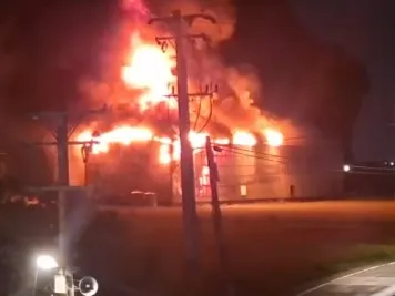 桃園鐵皮工廠大火！「全面燃燒」傳爆炸聲響　1員工輕微燙傷送醫