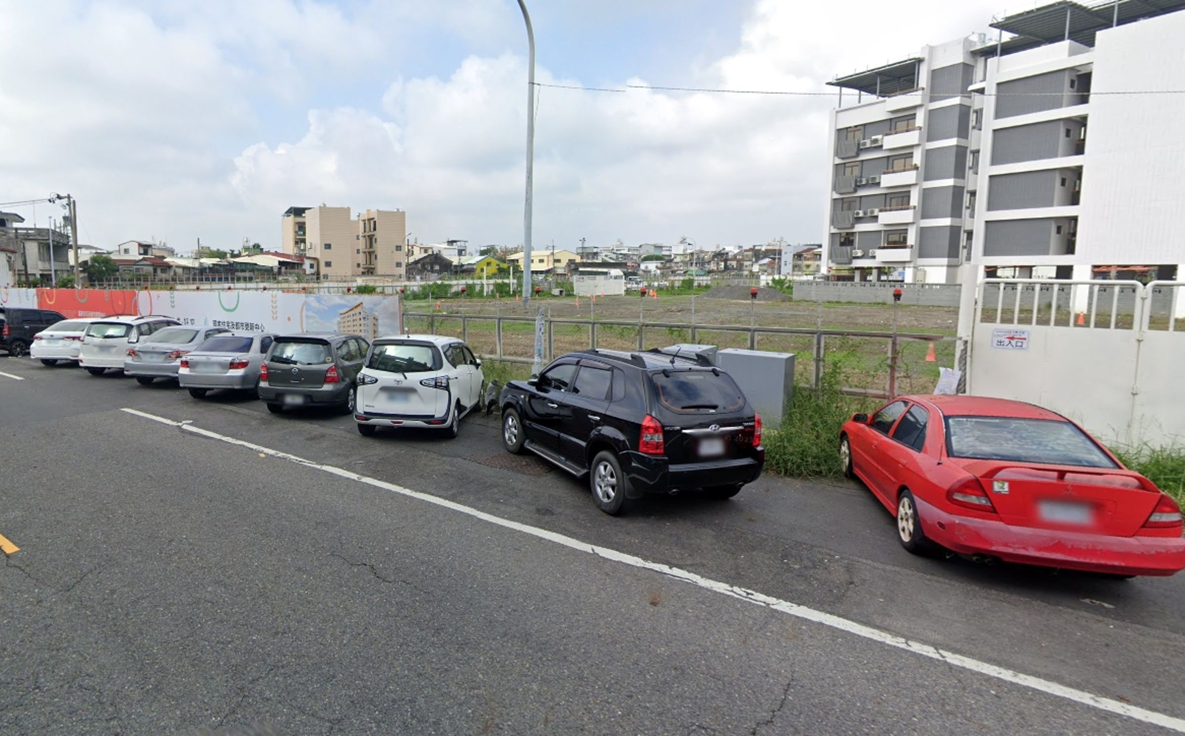 一名車主因為將車輛斜停路邊，即便是在白線內仍遭檢舉開罰。（翻攝自Google Maps）