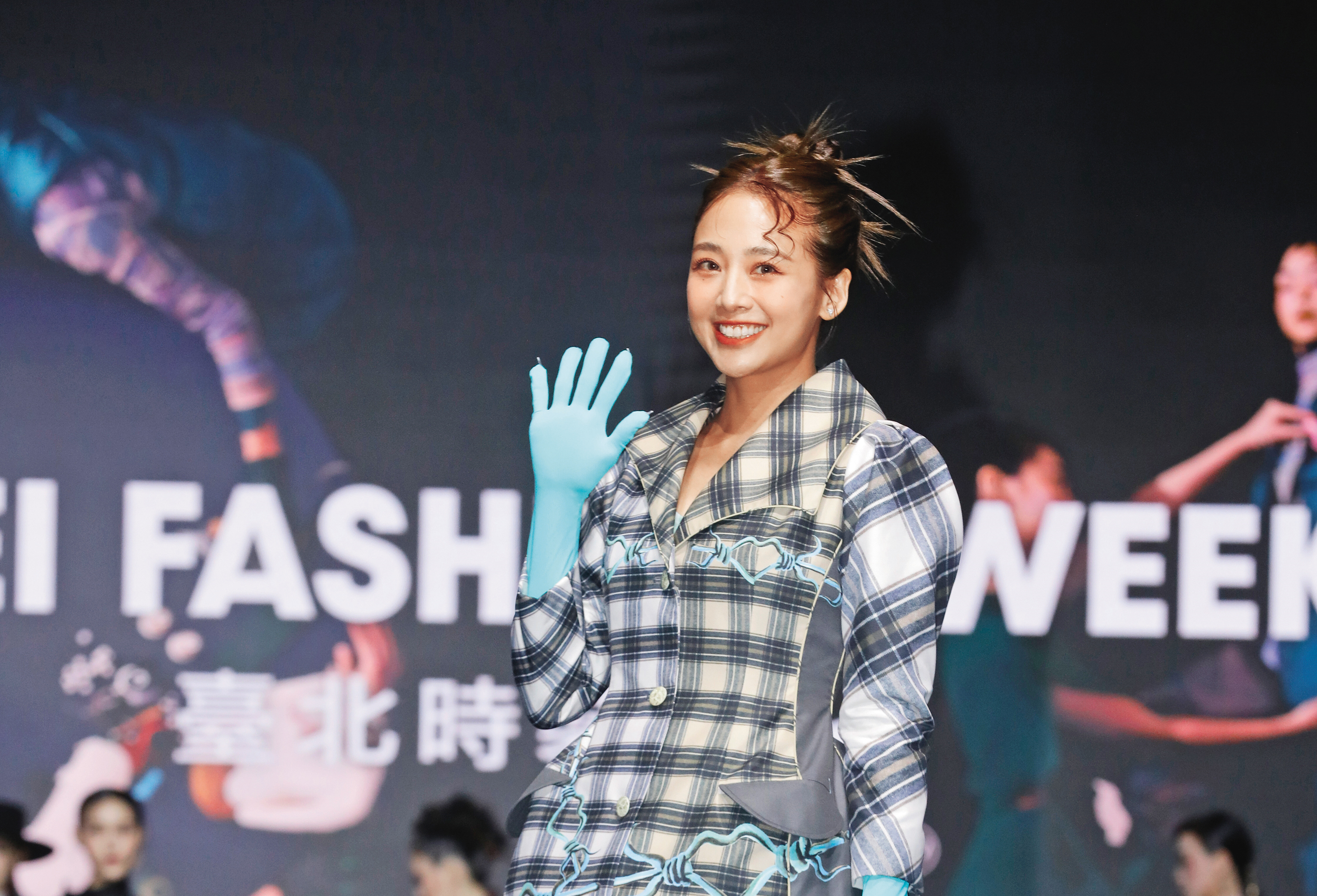 鬼鬼戴上這雙藍手套，頗有家政婦的既視感呢。