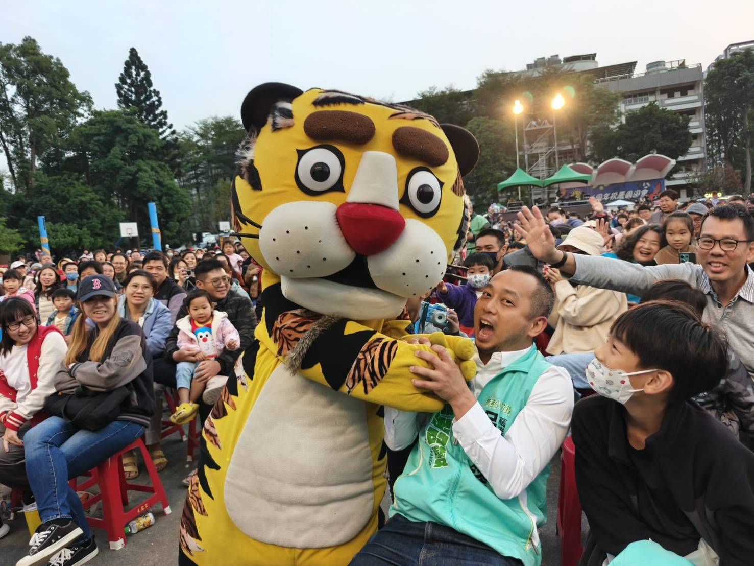 活動主辦人吳昱鋒先生與老虎互動。（紙風車劇團提供）