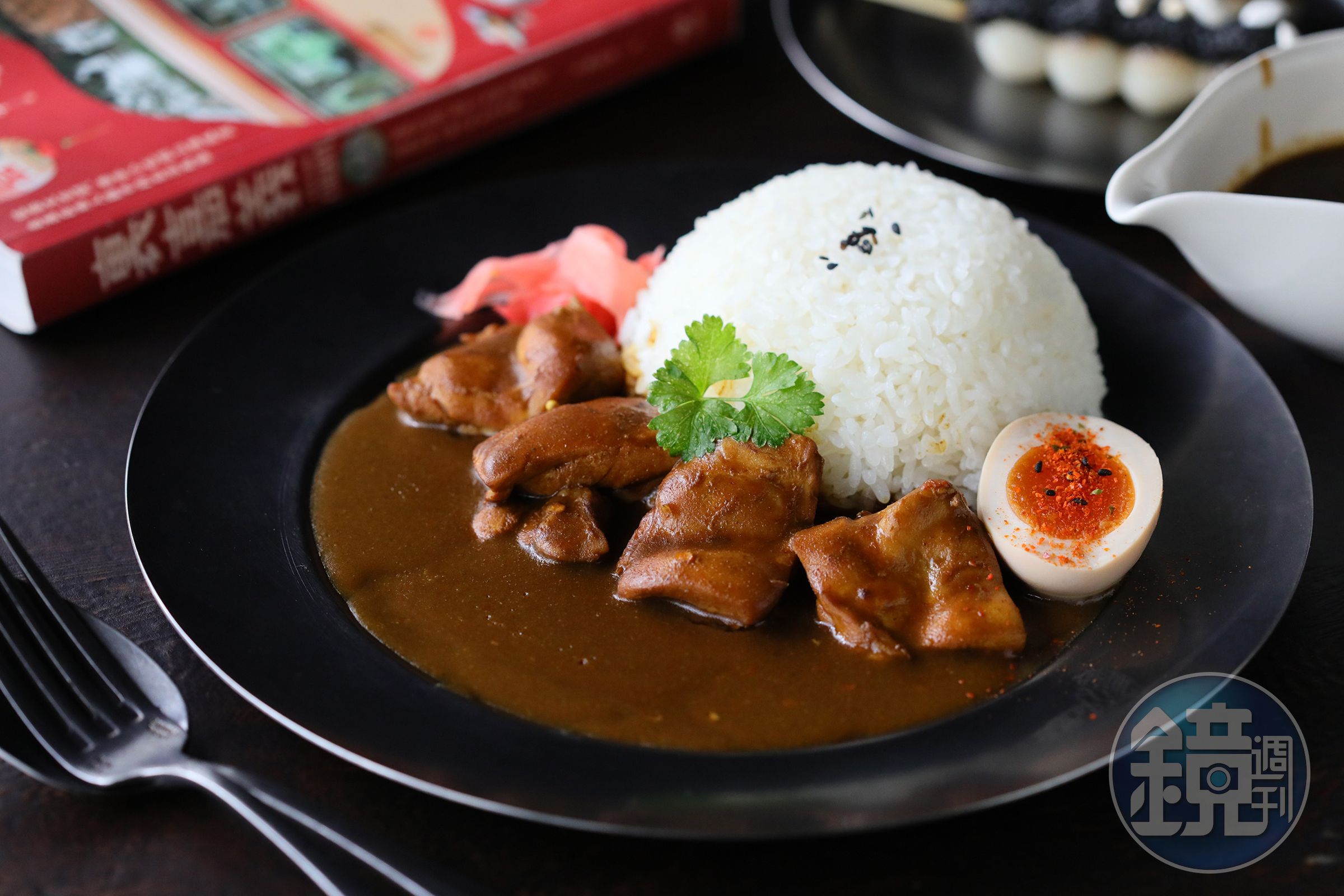 「華美昭和咖哩套餐」是一道偏日式風味的雞肉咖哩。（310元／套，含飲料）