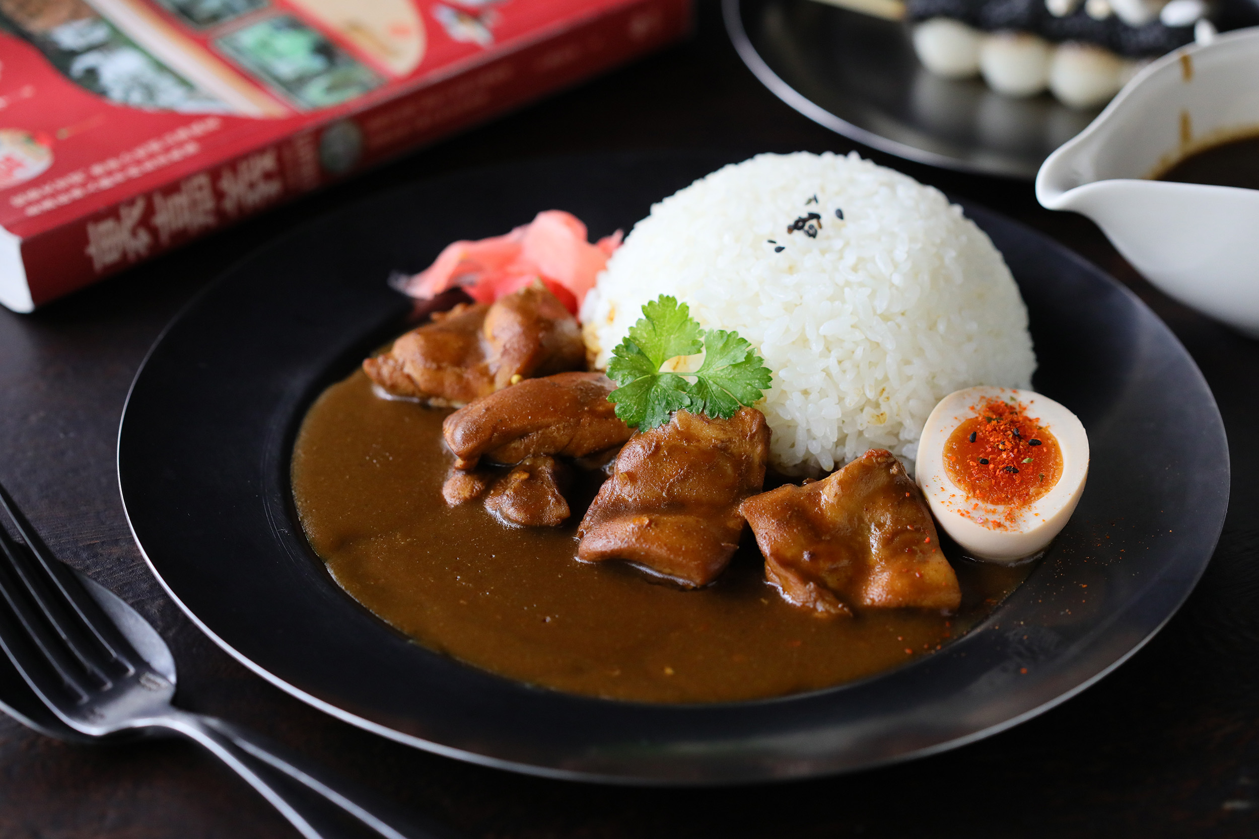 「華美昭和咖哩套餐」是一道偏日式風味的雞肉咖哩。（310元／套，含飲料）