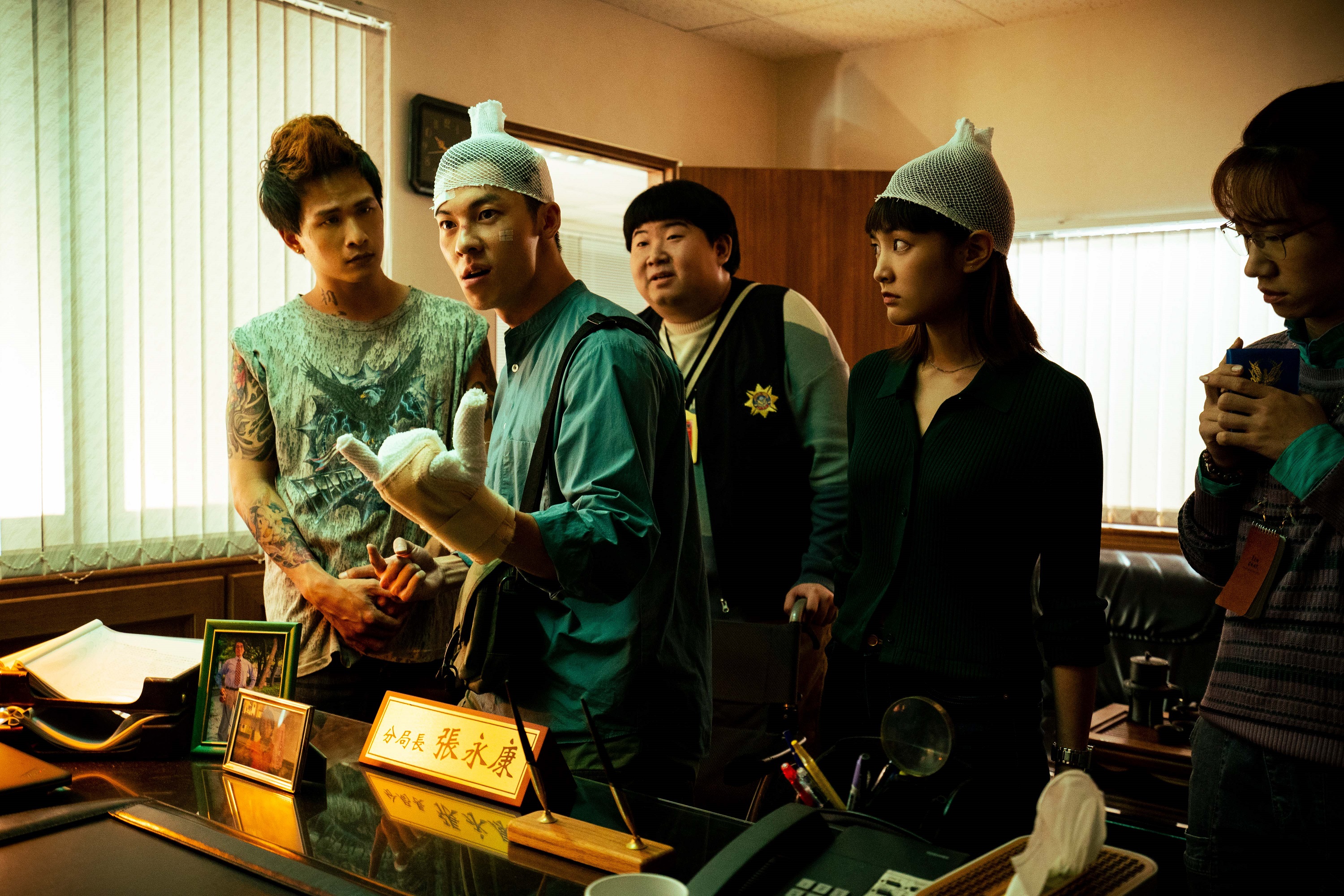 由黃奇斌（左起）、許光漢、陳彥佐、王淨、黃路梓茵等組成的正港分局「噗嚨共」小隊。（Netflix提供）