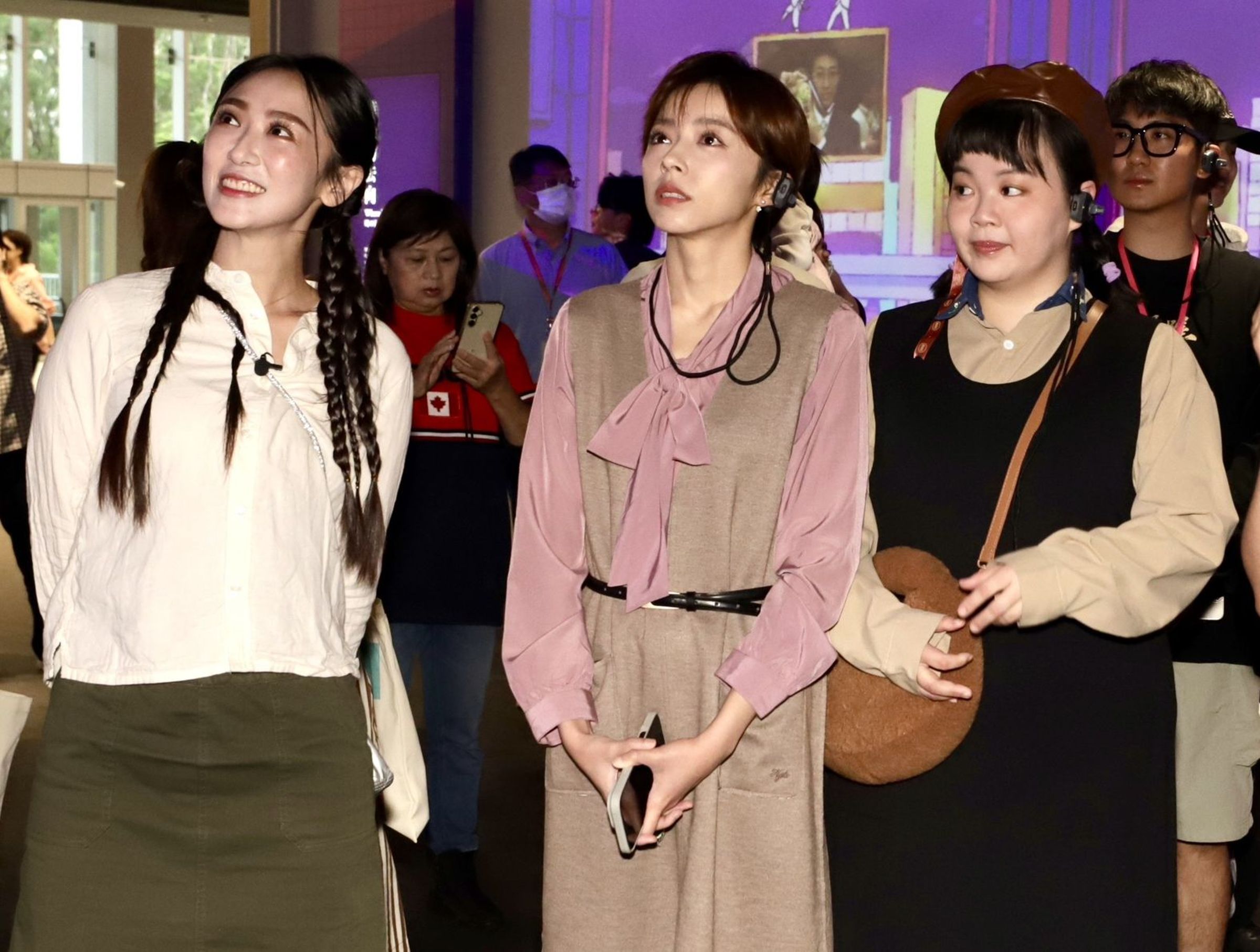 王瞳和宮美樂、蔡允潔參觀國家檔案館。（民視提供）