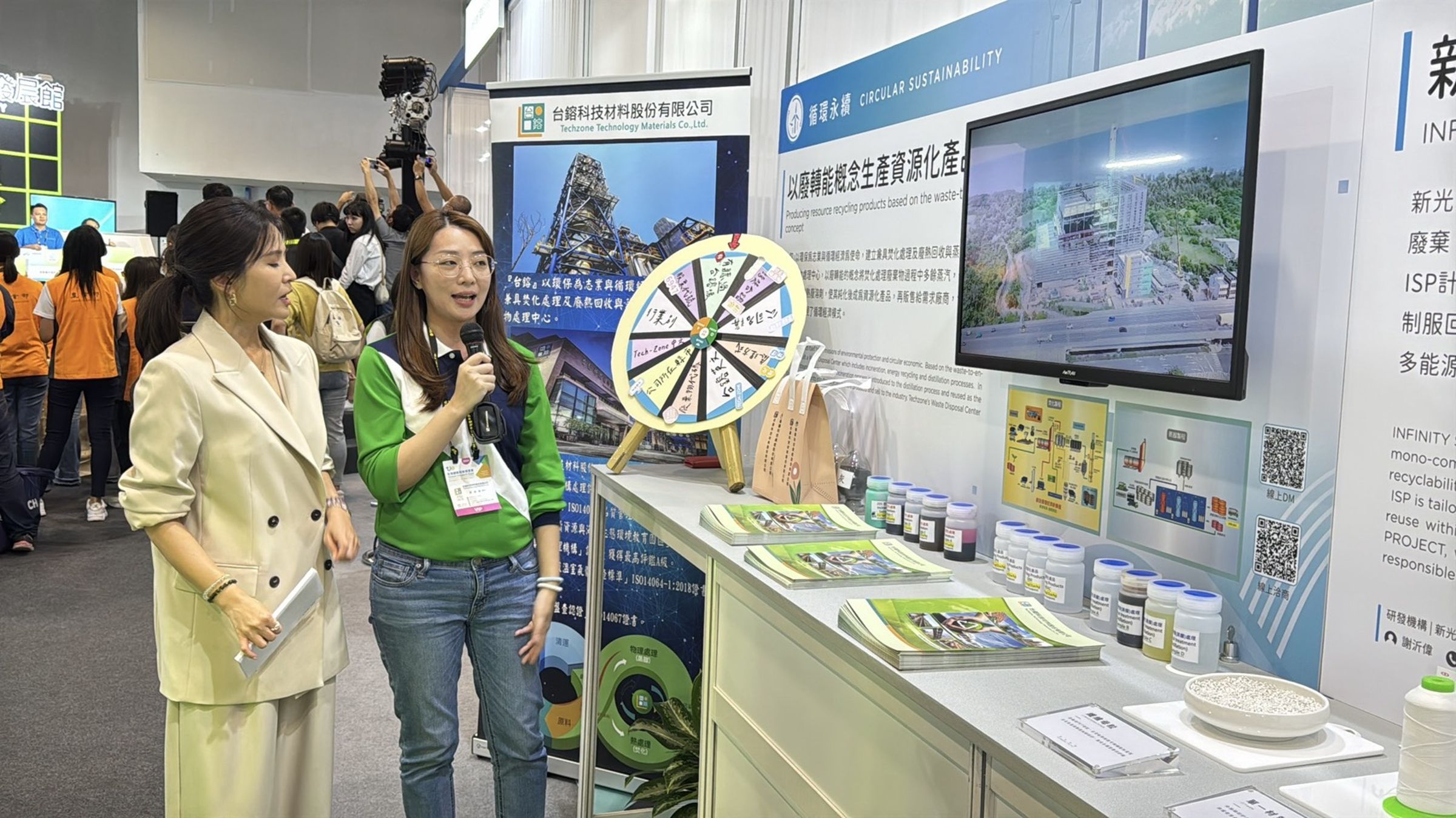 2024年，陳麗麗（右）帶團隊參加台灣創新技術博覽會，並親自解說公司的廢轉能概念。（台鎔提供）