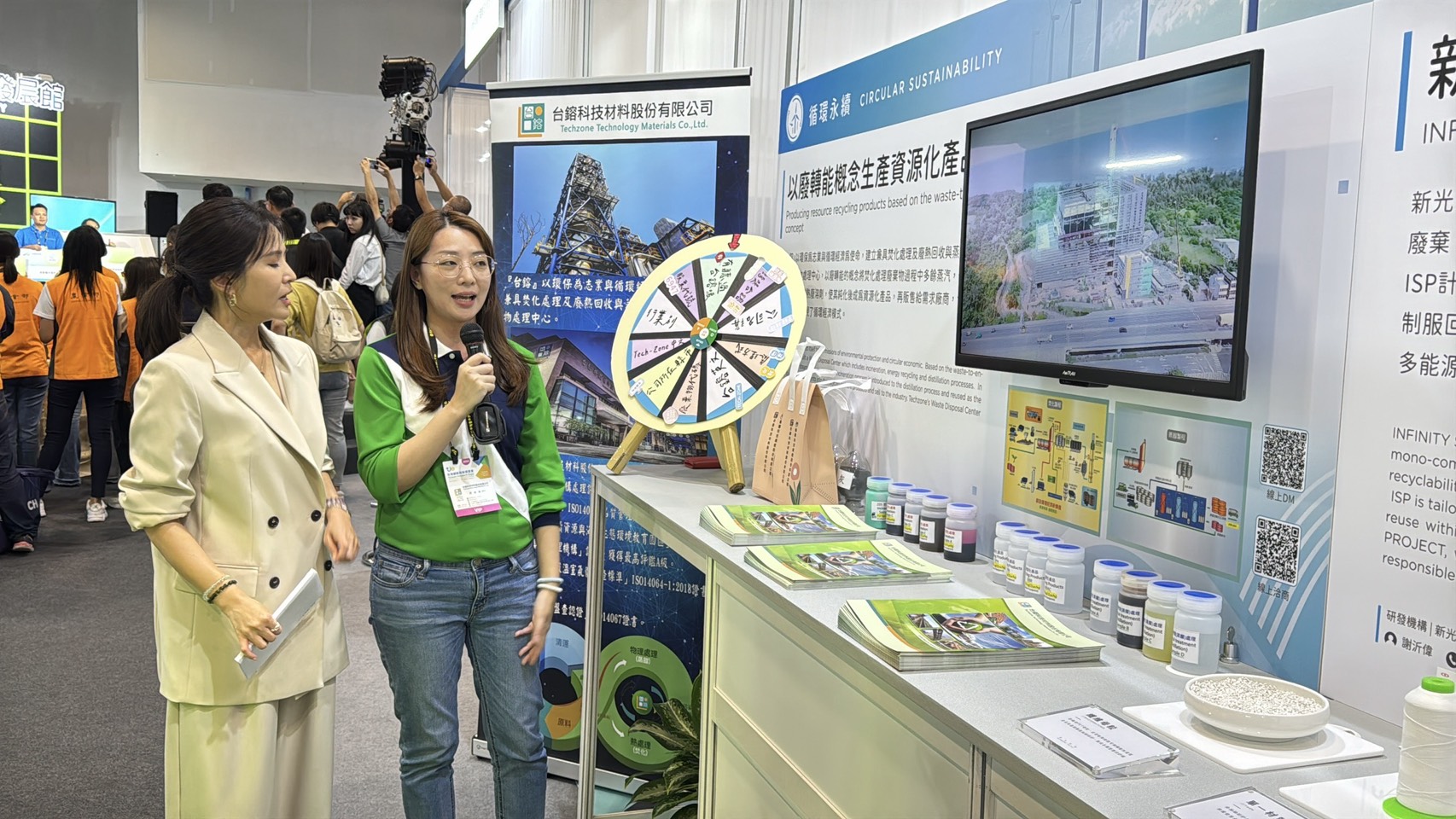 2024年，陳麗麗（右）帶團隊參加台灣創新技術博覽會，並親自解說公司的廢轉能概念。（台鎔提供）