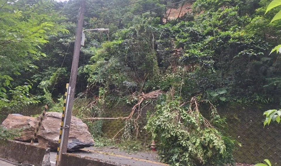 新北市烏來區信福路2K處疑似多日降雨，今（6日）傳出5噸巨石墜落。（新店警分局提供）