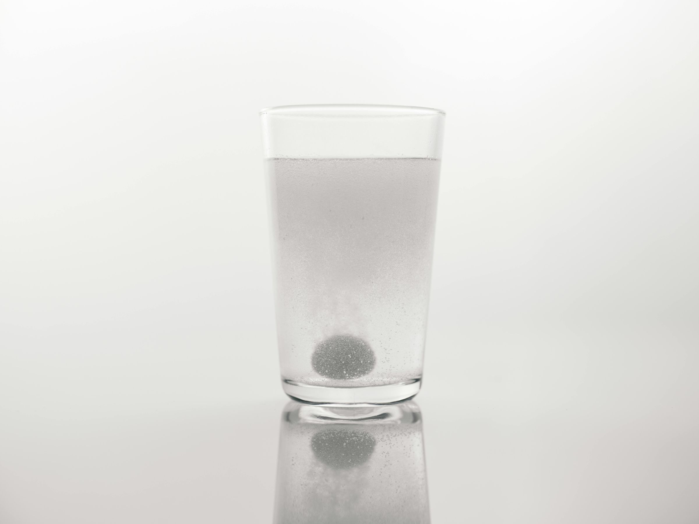 一名老翁乾吞化痰發泡錠，險些送命。（示意圖，取自Pexels）