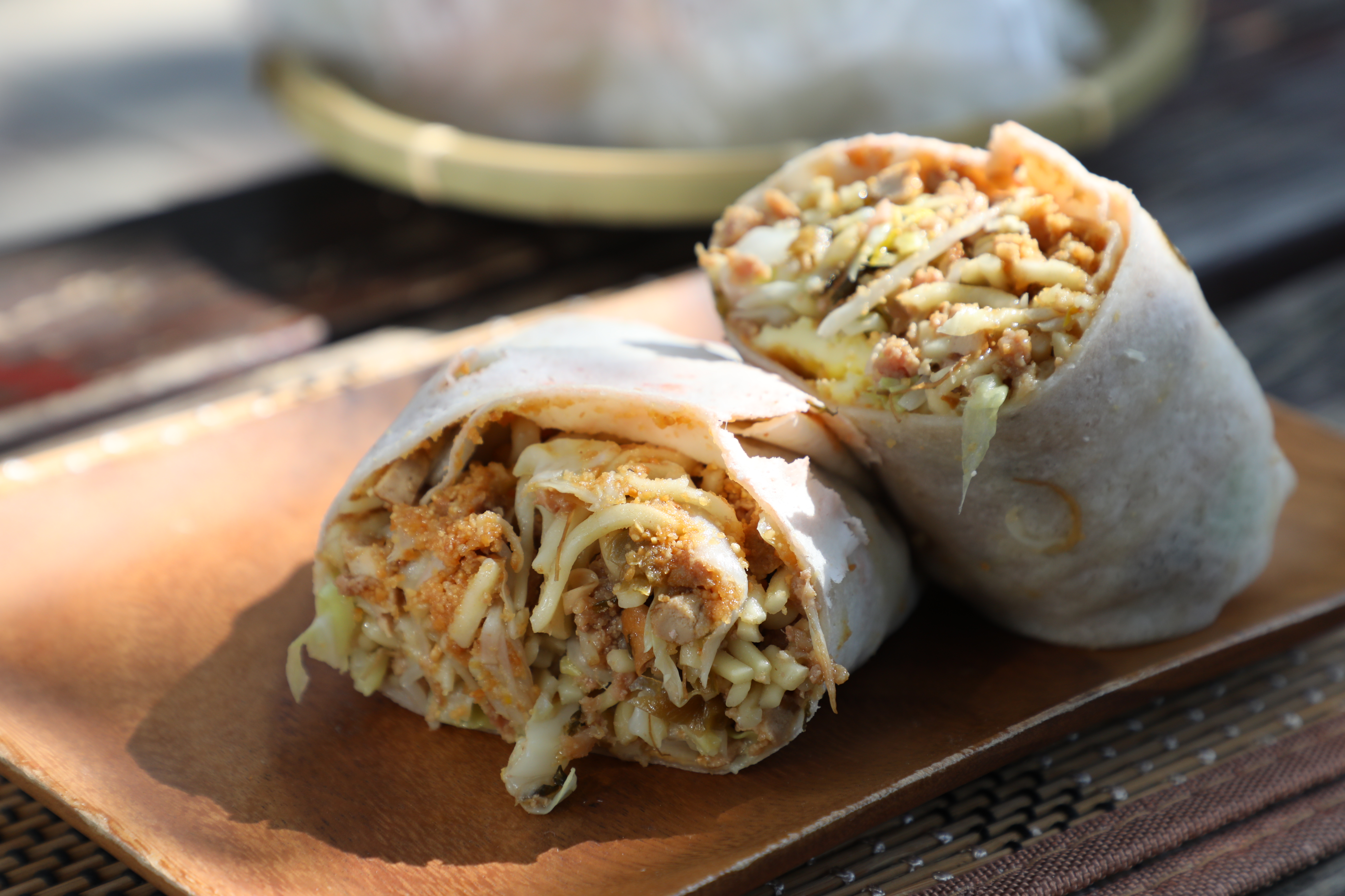 日本人吃炒麵麵包，台中人有自己的「炒麵潤餅」，一捲就超飽。（65元／捲）