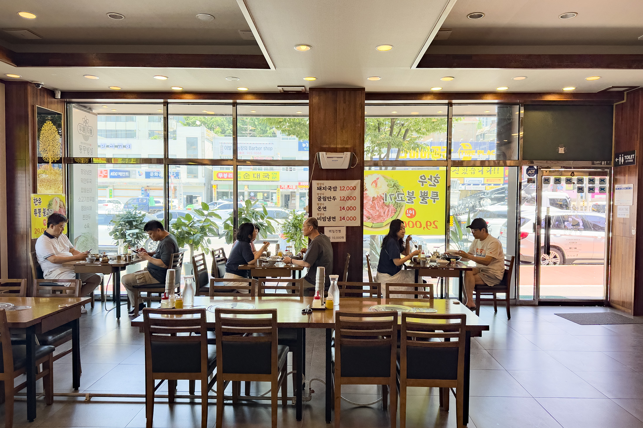 餐廳名字「同袍飯桌」傳達了無論政治立場，都能在美食的連結下相聚。