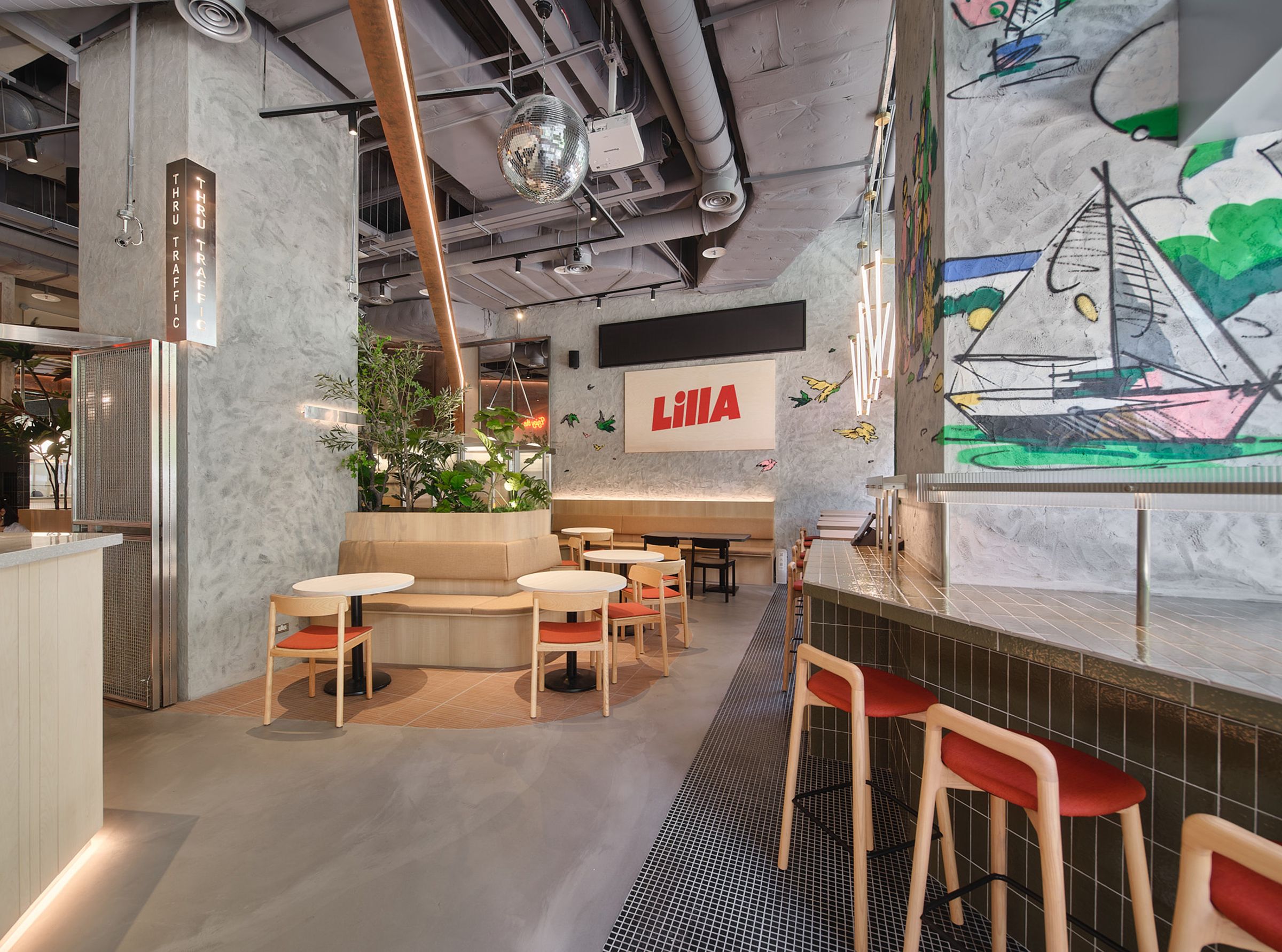 「LillA」位於台北信義區Dream Plaza，擁有獨立出入口與大片落地窗，打造出不受時間拘束的自由氛圍。