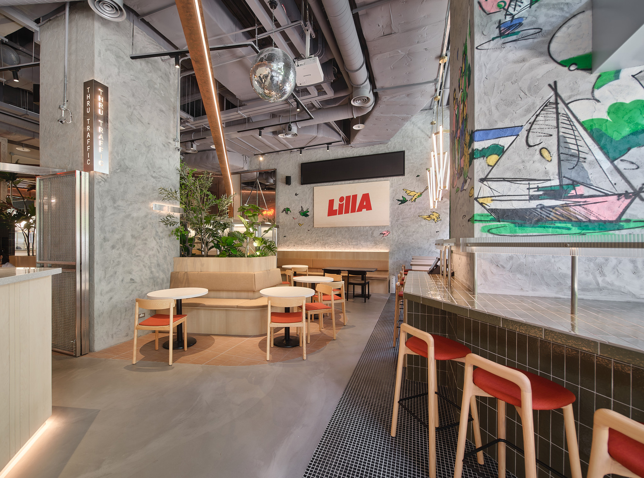 「LillA」位於台北信義區Dream Plaza，擁有獨立出入口與大片落地窗，打造出不受時間拘束的自由氛圍。