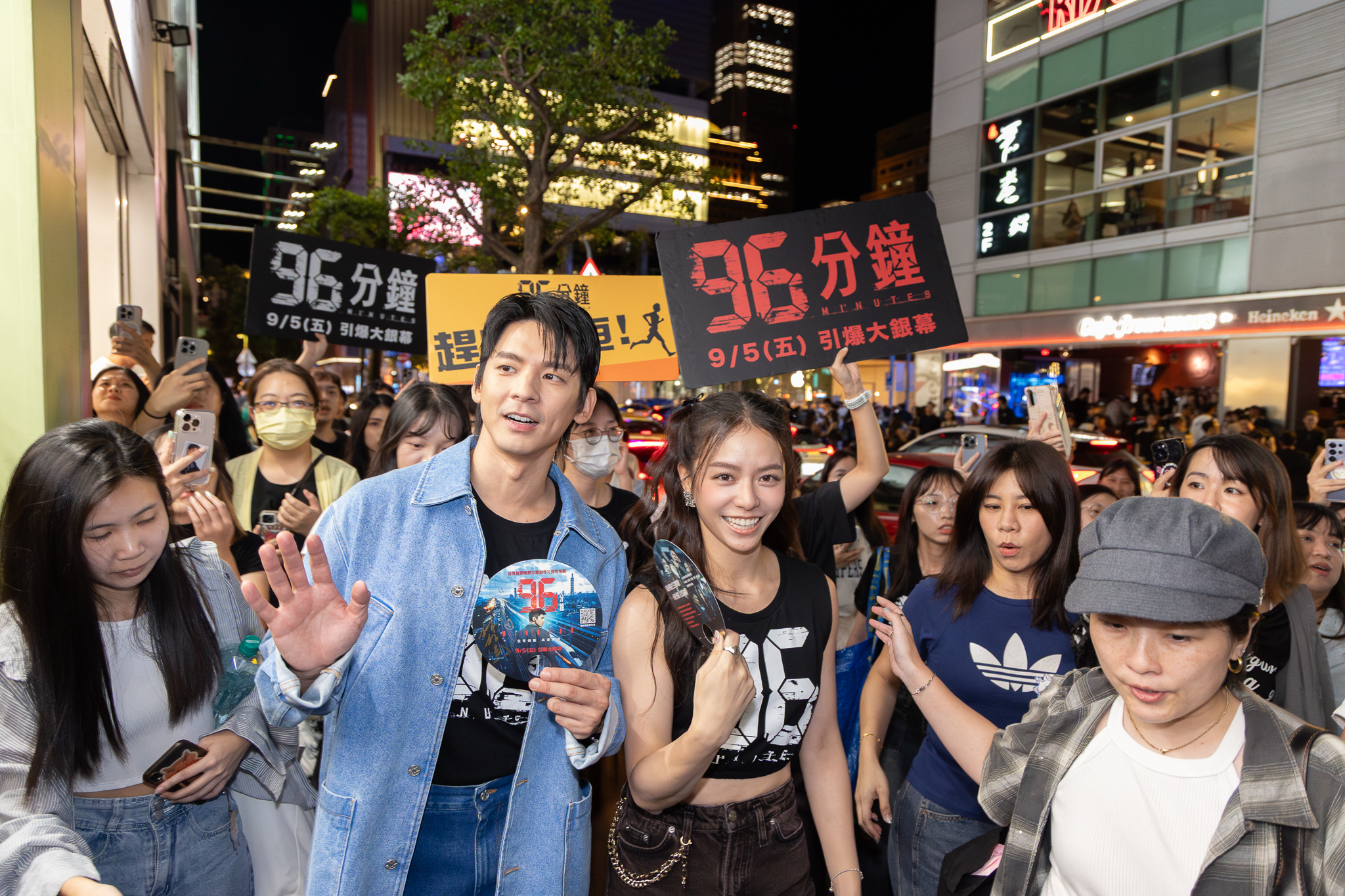 兩人也驚喜現身台北信義區造勢，身後依舊跟著大批粉絲。（華影國際提供）