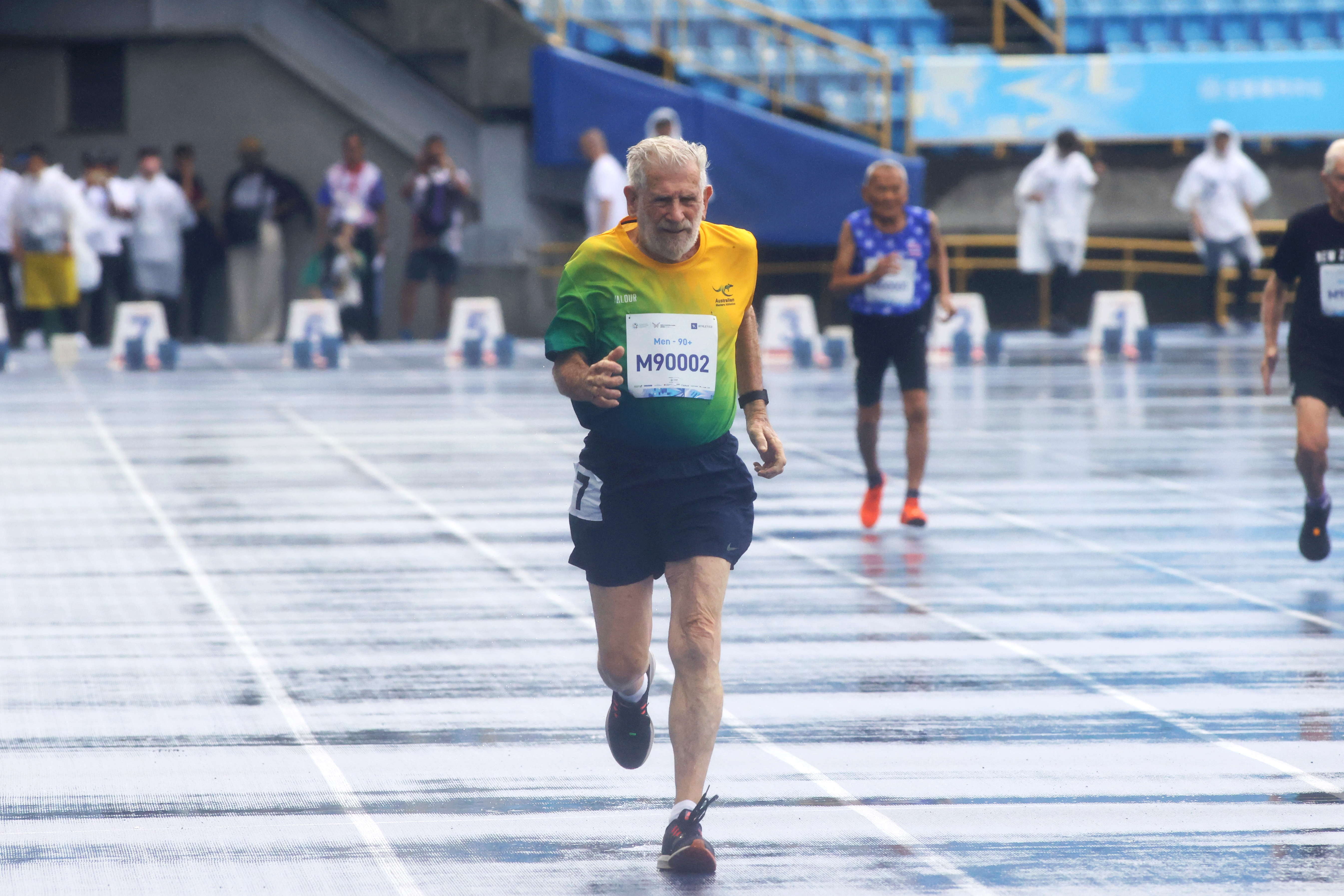 昆凌的90歲爺爺勞倫斯報名5項比賽，最終進帳3金2銀好成績。（翻攝自世壯運官網）