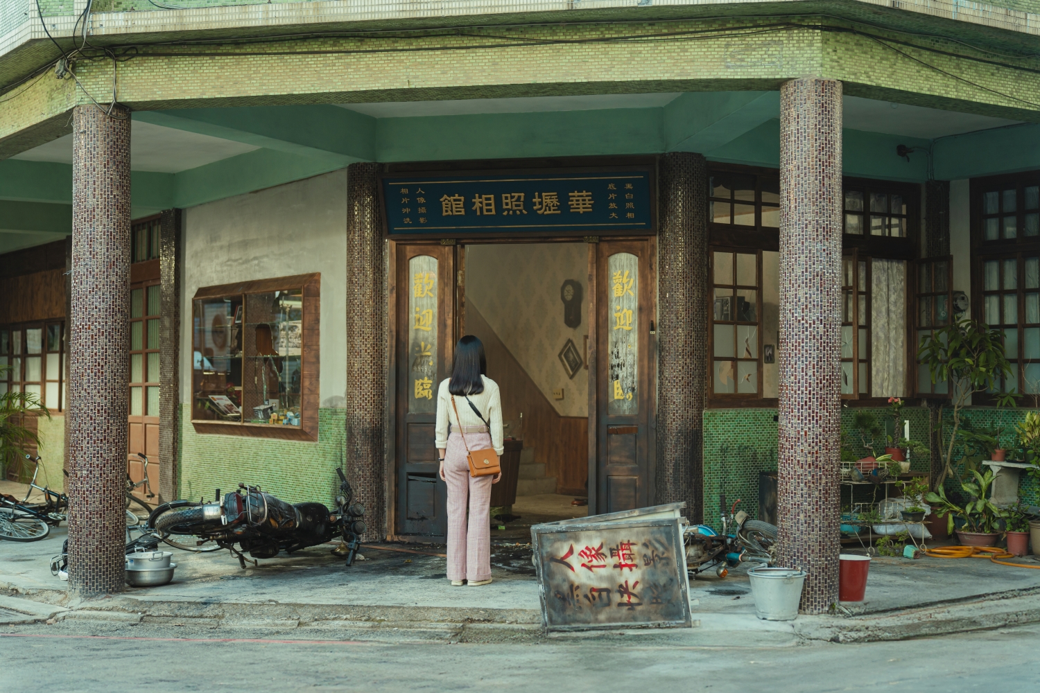 照相館的取景地也是一棟1977年完工的舊樓,很有復古風情。(瀚草文創GrX STUDIO提供)