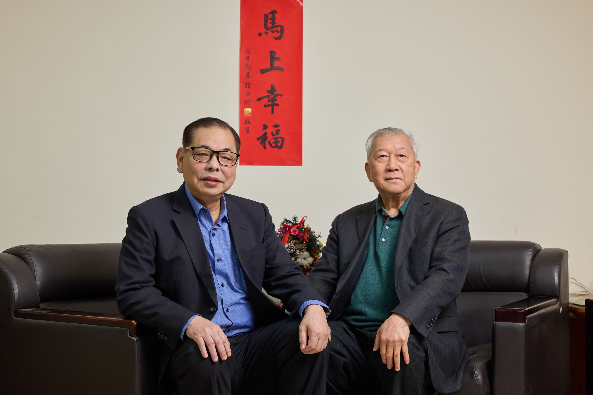 受訪當天，前縣長邱鏡淳與陳見賢同框互動，談及過往縣政推動歷程，流露多年共事累積的默契與信任。