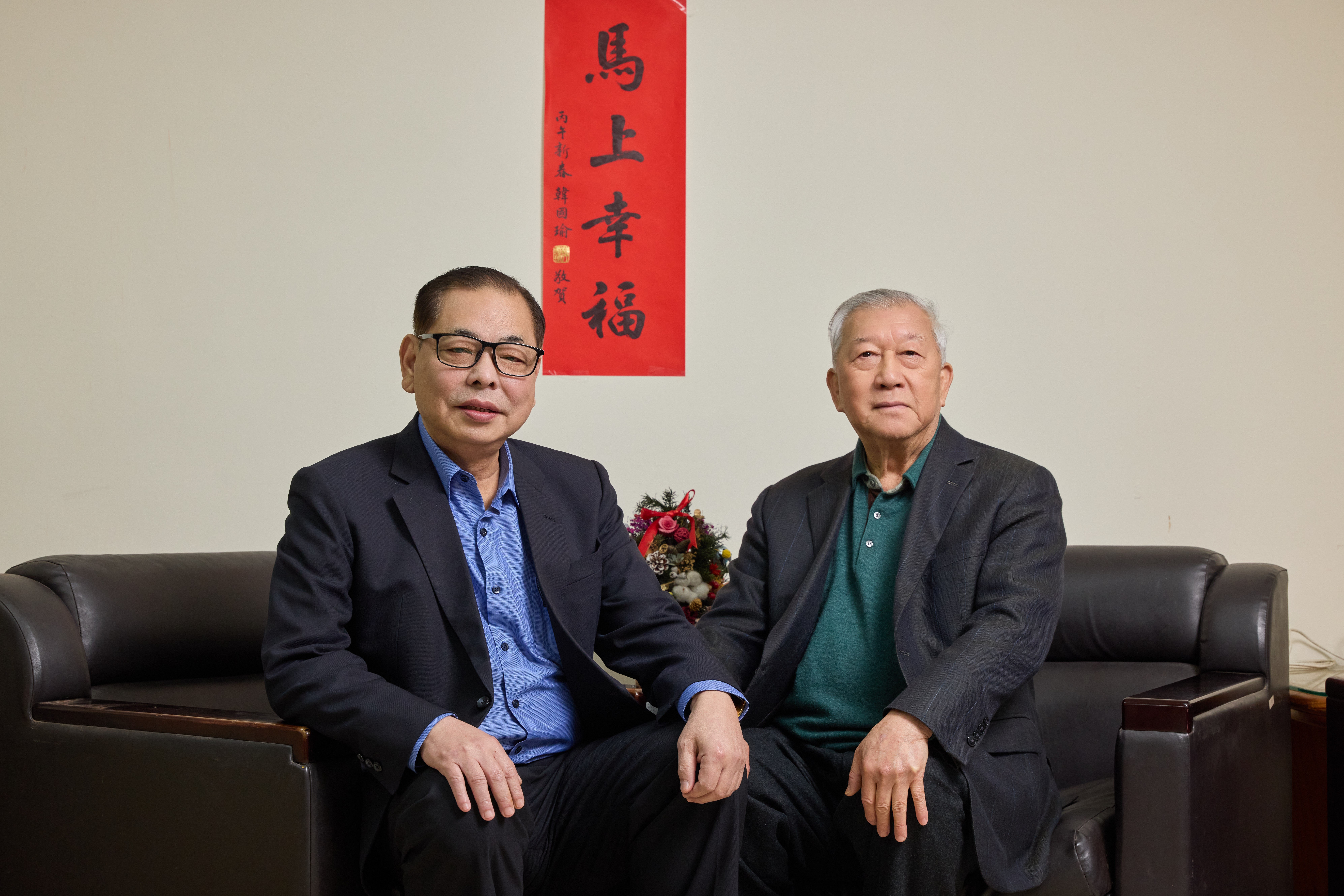 受訪當天，前縣長邱鏡淳與陳見賢同框互動，談及過往縣政推動歷程，流露多年共事累積的默契與信任。