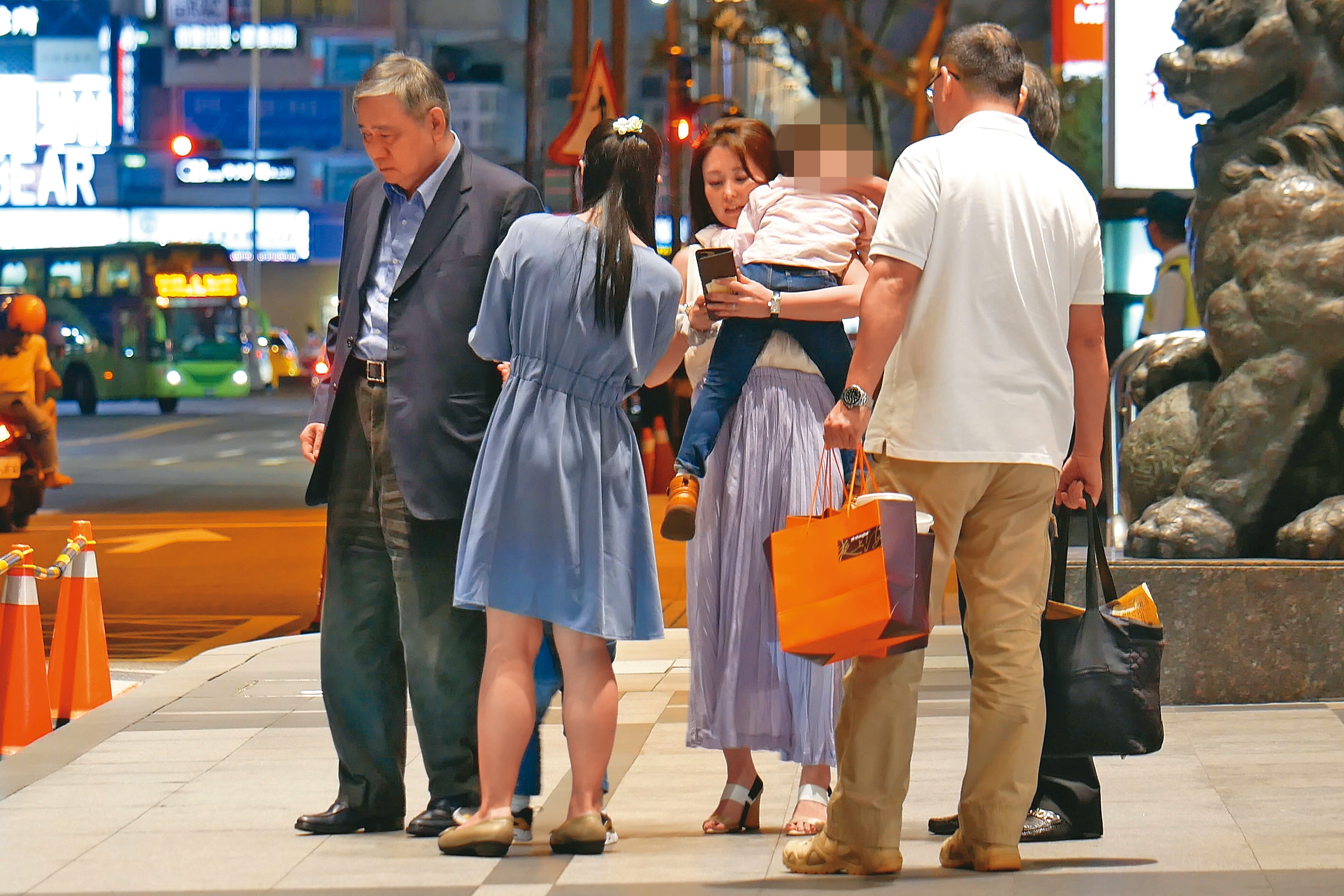 2019年麻衣（左三）在還沒離婚時，雖然與王泉仁關係冷淡，但經常帶兒子來台灣和公公王文洋（左一）聚餐。