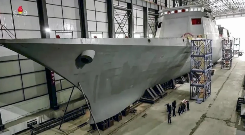 軍艦規模超越以往，疑似為「盾艦」設計。（翻攝自北韓電視台）