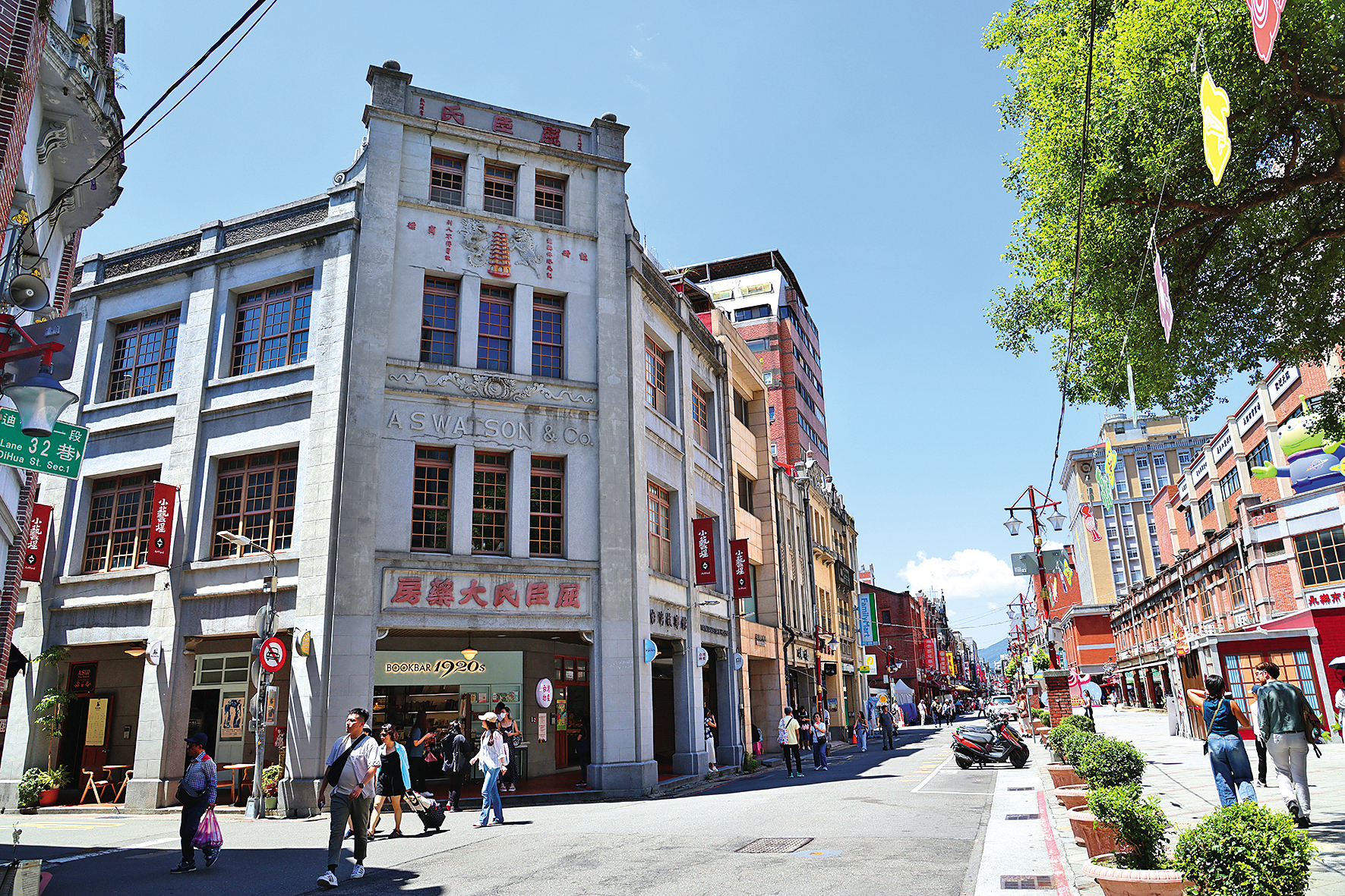 大稻埕是台灣北部航運港口,使得鄰近的迪化街成為南北貨集散地。