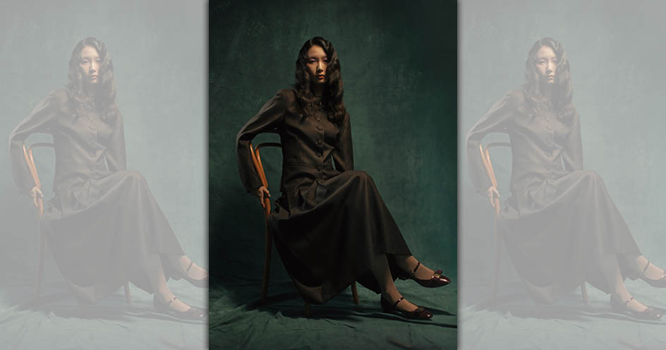 棕色ANNA-BELLE夾克 NT$28,380 by agnès b.／棕色長裙 NT$19,130 by agnès b.／膚色彈性褲襪 價格店洽 by PRADA／紅棕色蝴蝶結瑪莉珍鞋 NT$31,500 by FERRAGAMO