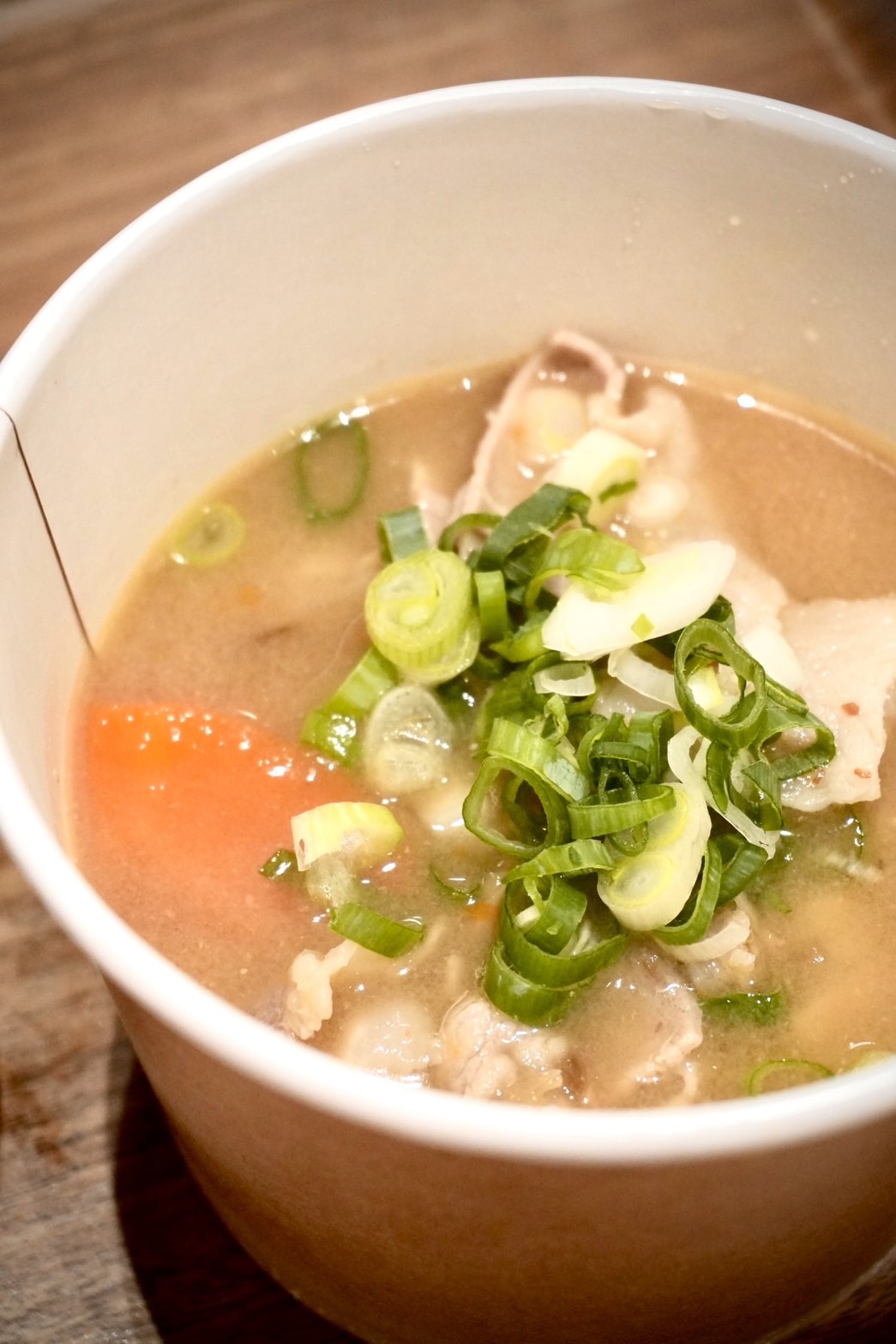 「京都豬肉蔬菜味噌湯」真的誠意滿滿，不僅湯頭以三種味噌調和，湯料更是豐富滿溢。（65元／份）