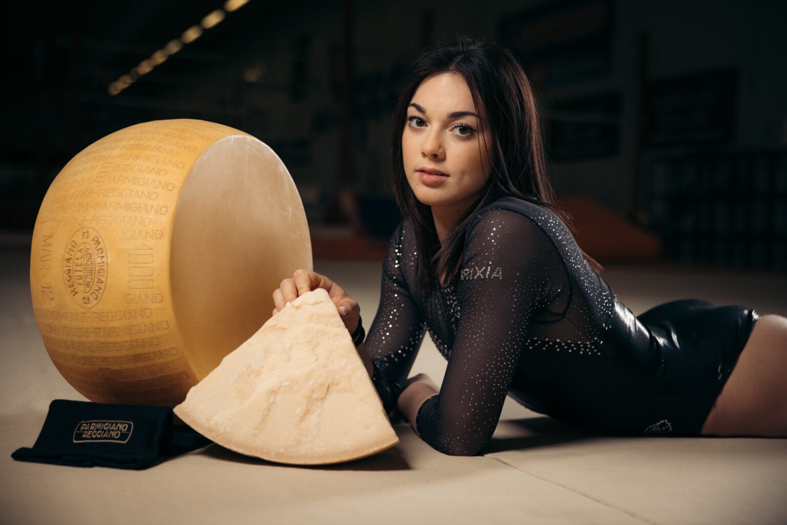 義大利體操選手維拉擔任帕瑪森起司代言人。(翻攝自PARMIGIANO REGGIANO;作者GABRIELE SEGHIZZI)