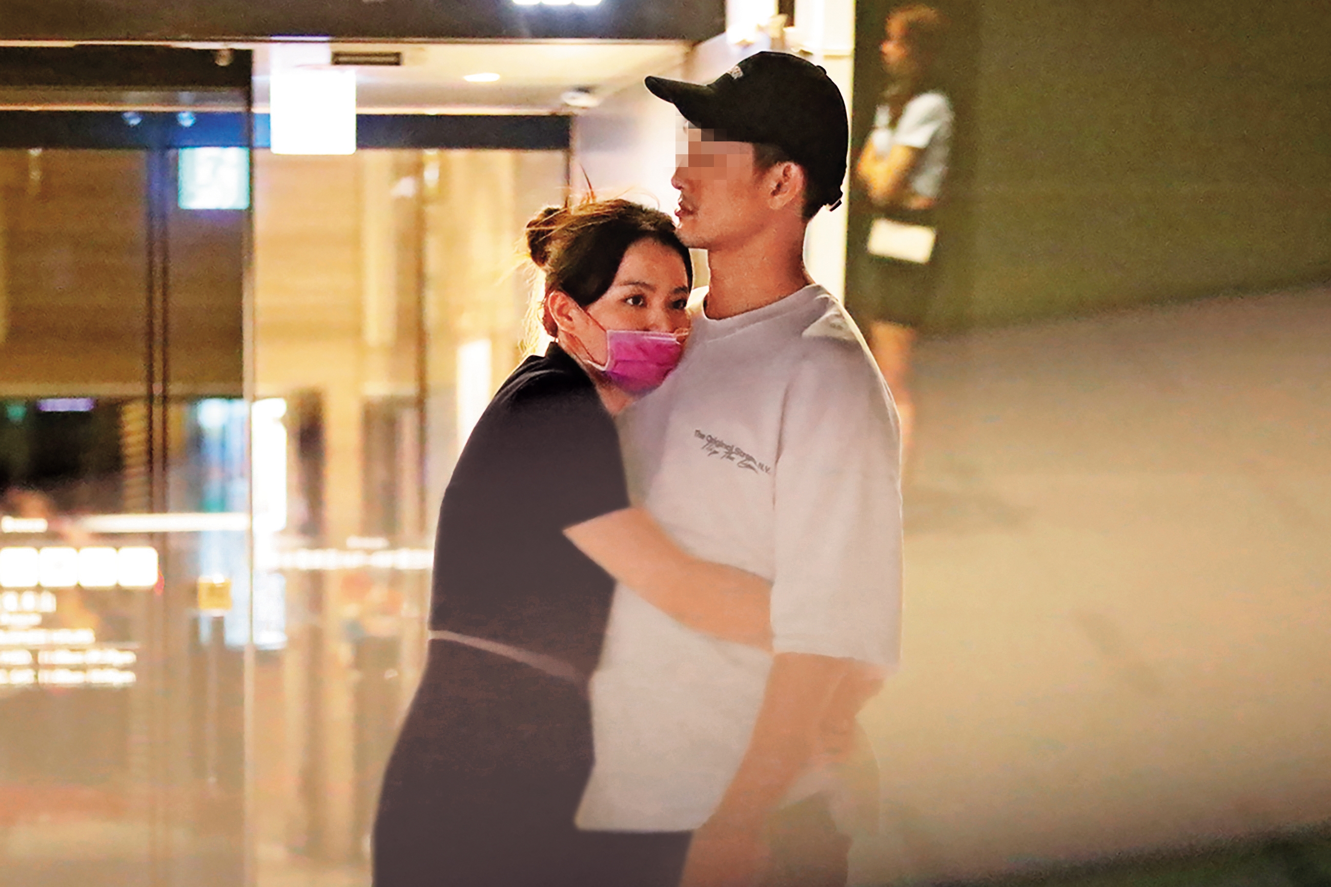 宋芸樺（左）整個人賴在男友身上，還好新歡算運動款，夠壯可靠。