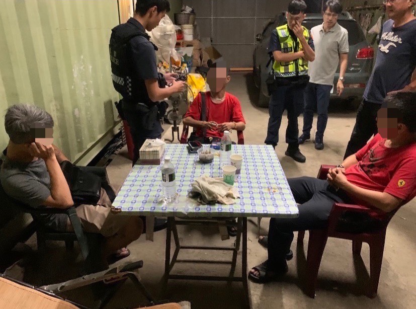 高雄市一名男子被押到旗山一處工寮毆打，警方獲報後衝入救人。(翻攝畫面)