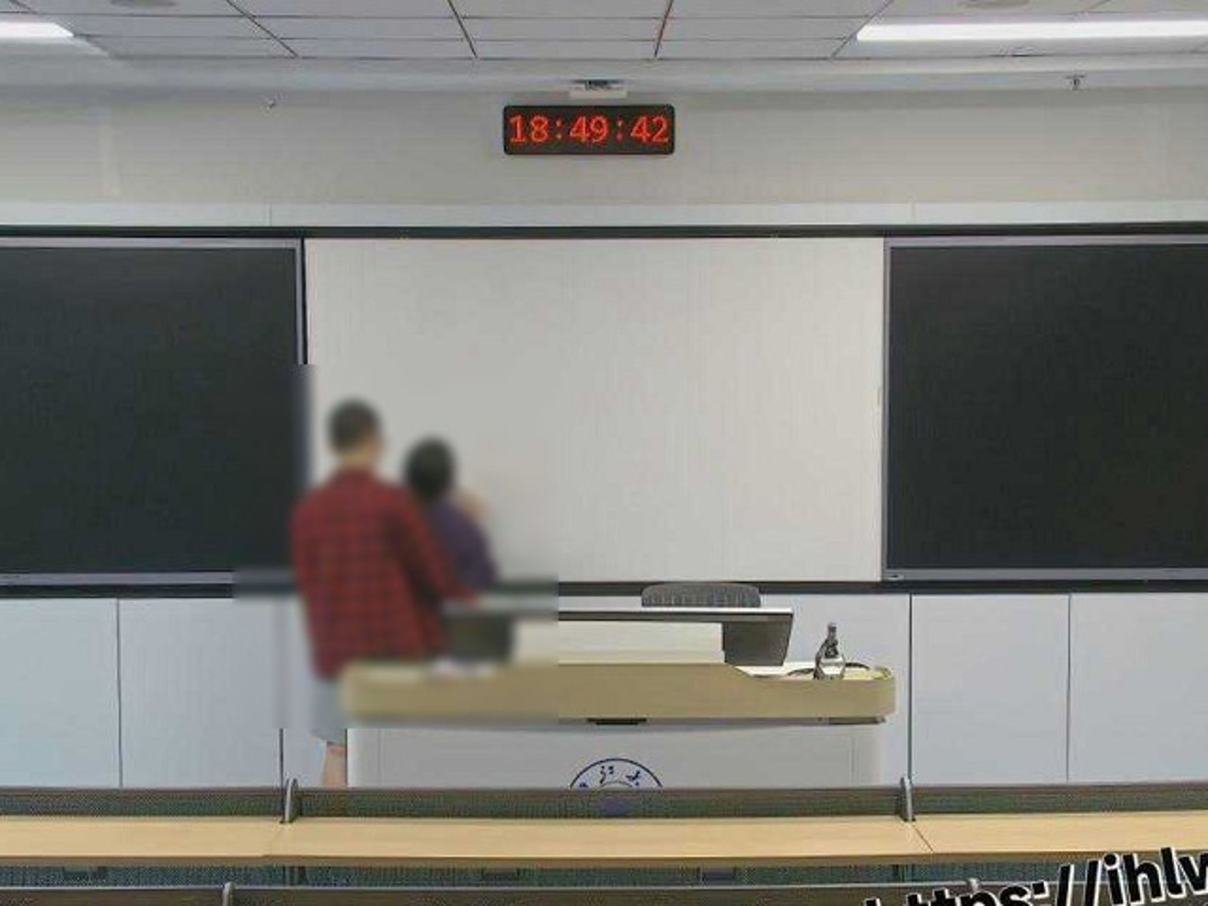 中國大學生把高科技教室當摩鐵用,愛愛過程全被錄下變「教材」。(翻自《黑料網》)
