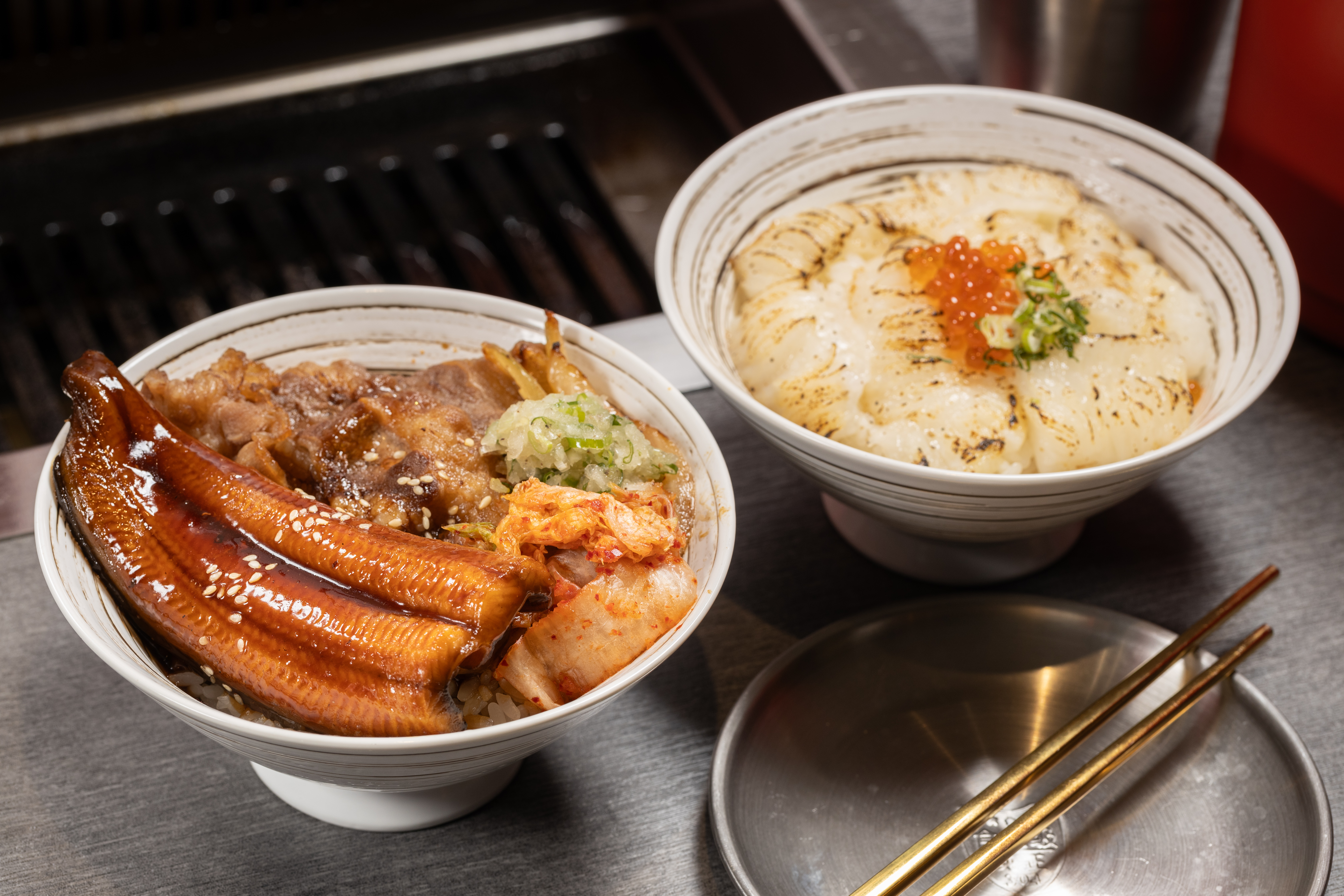 「限量牛鰻飯」（圖左，330元／份）能同時吃到肥嫩鰻魚肉與甜鹹醬燒牛；「炙燒比目魚鰭邊蓋飯」（圖右，290元／份）魚肉油潤化口，鮭魚卵增添鮮味。
