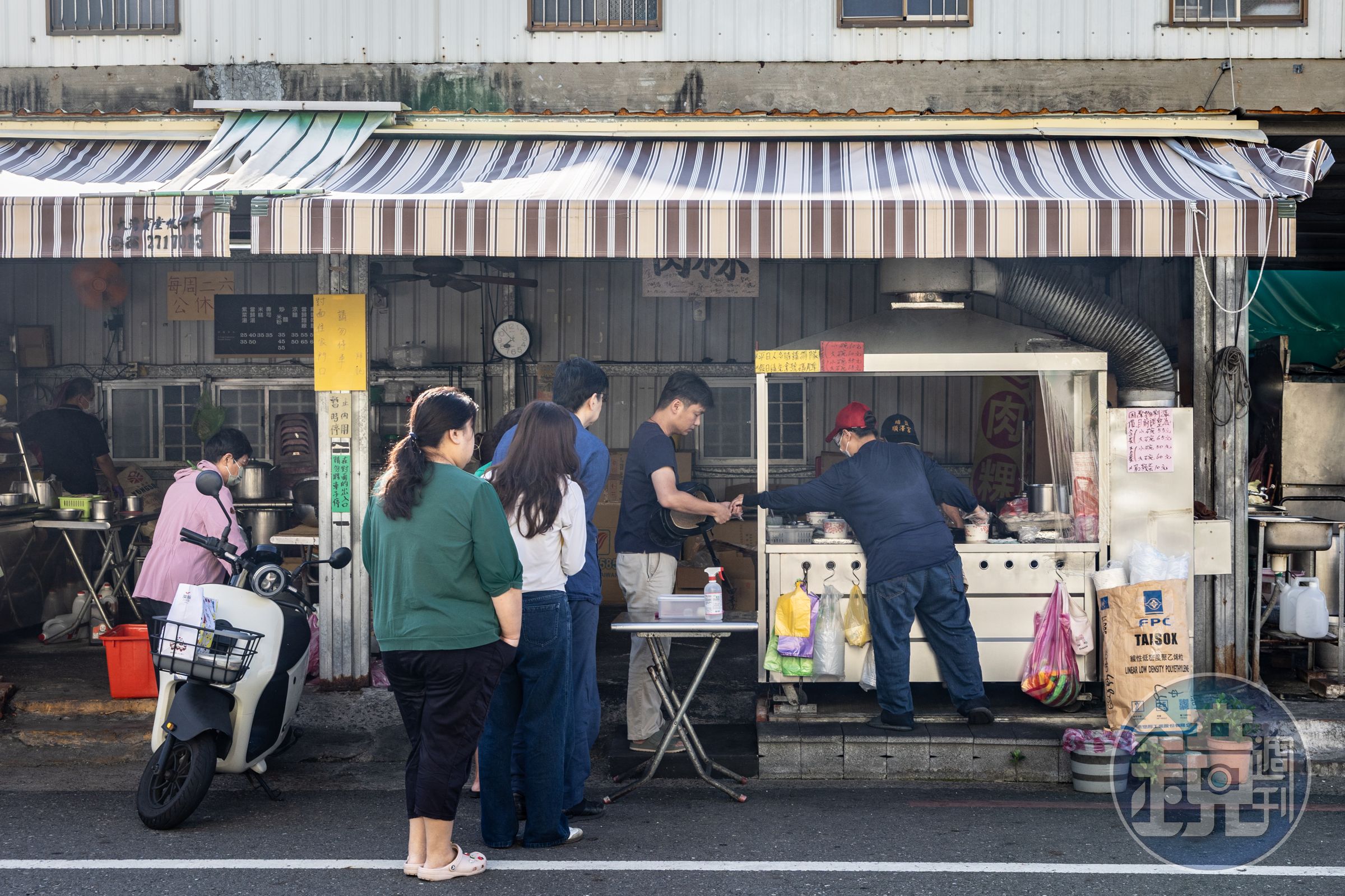 「大灣三王廟肉粿」沒有招牌，只能看排隊人潮來認。
