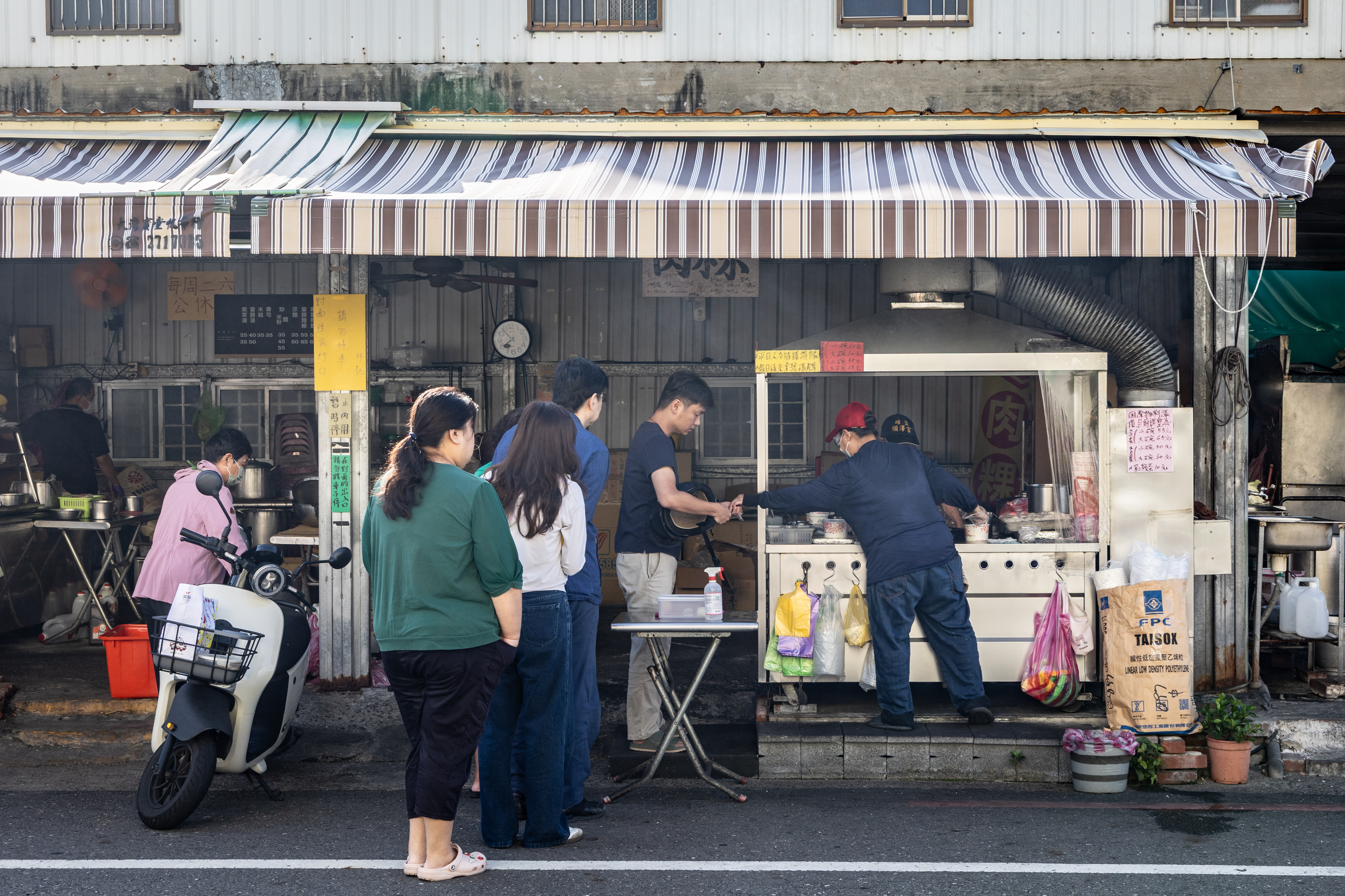 「大灣三王廟肉粿」沒有招牌，只能看排隊人潮來認。