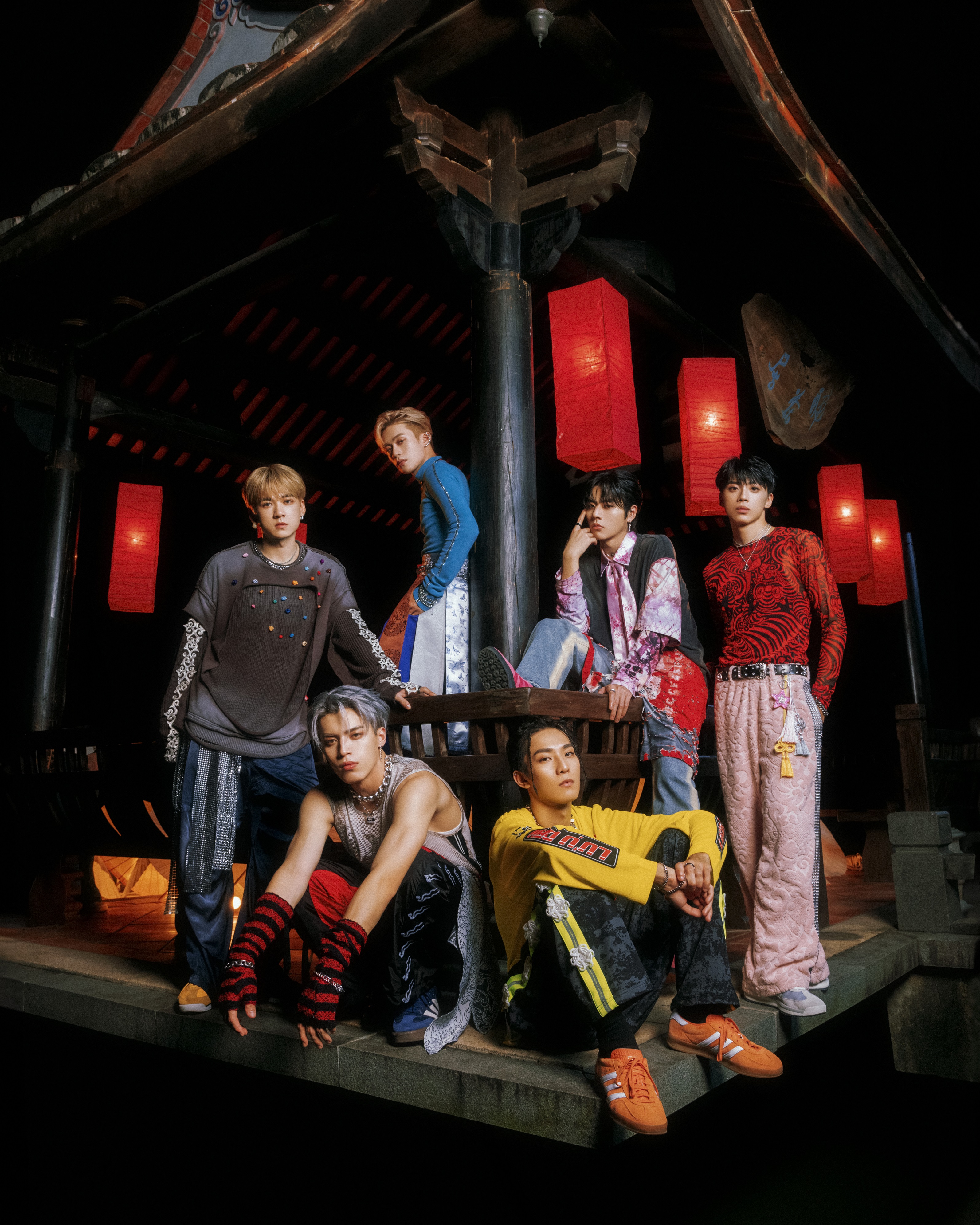 首張專輯《New Moon》對Ozone來說格外有意義,專輯中收錄這兩年來推出的18首單曲和2首全新作品。(索尼音樂提供)