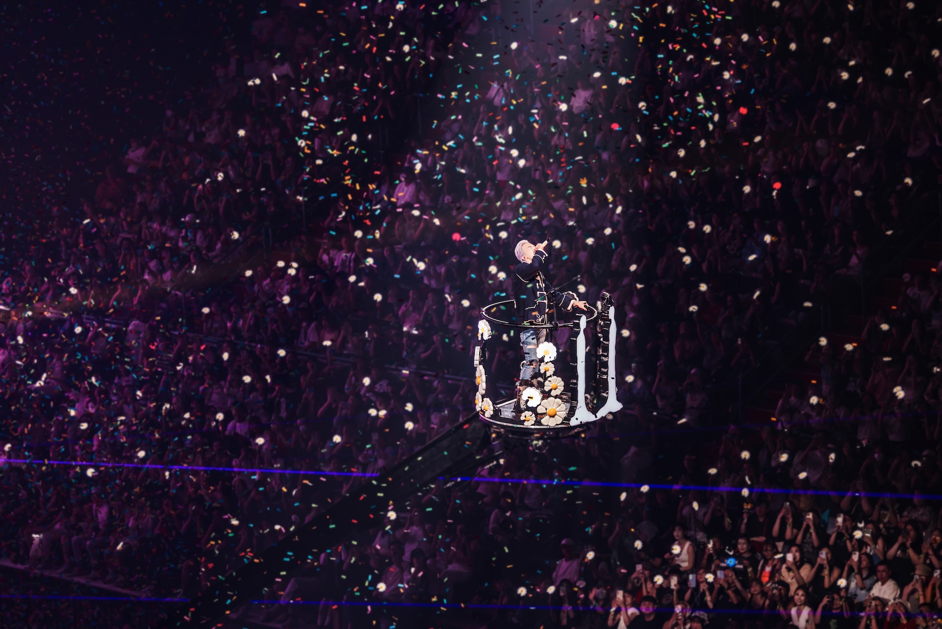 GD演唱會使用雛菊主題升降舞台,宛如天使降臨。((C) GALAXY CORPORATION提供)