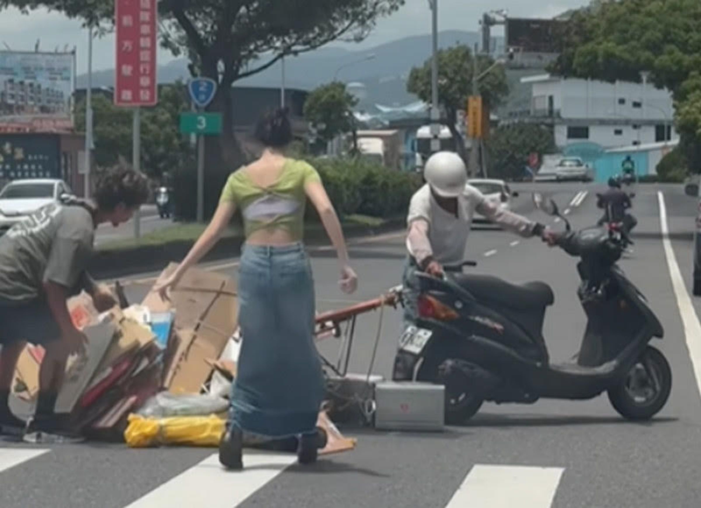 首圖：藍波老師開車途中看見前方阿伯騎車摔倒，主動下車幫忙對方扶車、清理散落的回收物。（翻攝臉書粉專＠藍波老師）