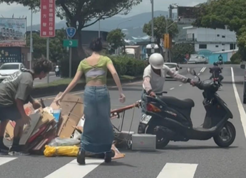 首圖：藍波老師開車途中看見前方阿伯騎車摔倒，主動下車幫忙對方扶車、清理散落的回收物。（翻攝臉書粉專＠藍波老師）